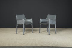 Mario Bellini pour Cassina - Paire de fauteuils "Cab" en cuir gris, signés