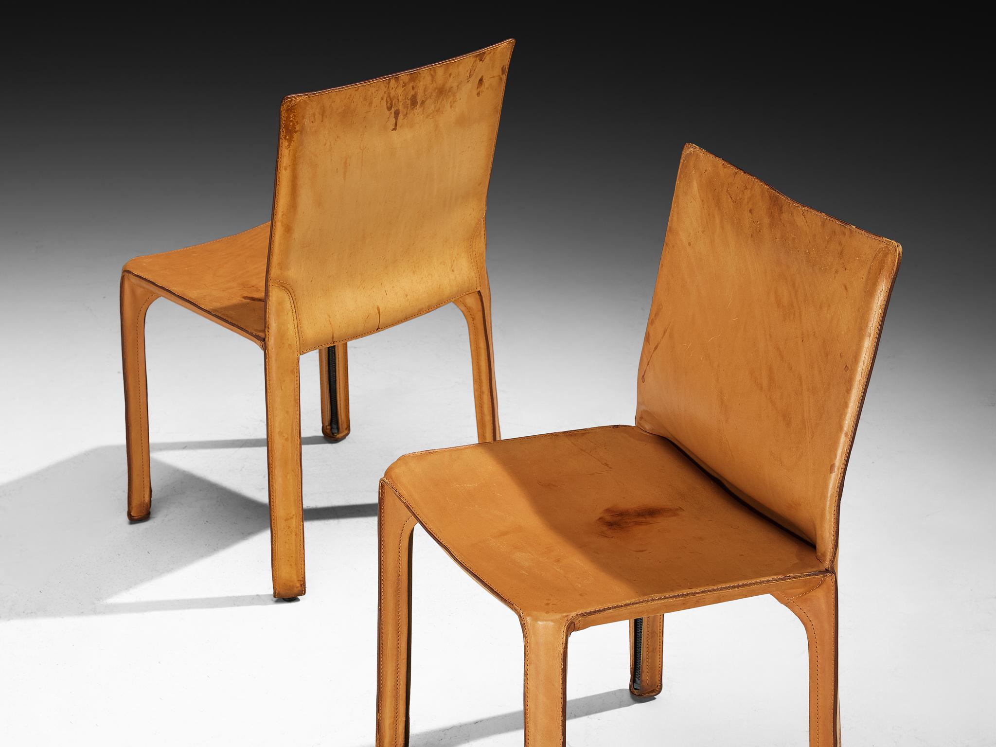 Postmoderno Mario Bellini per Cassina Set di sei sedie da pranzo 'Cab' in pelle cognac in vendita