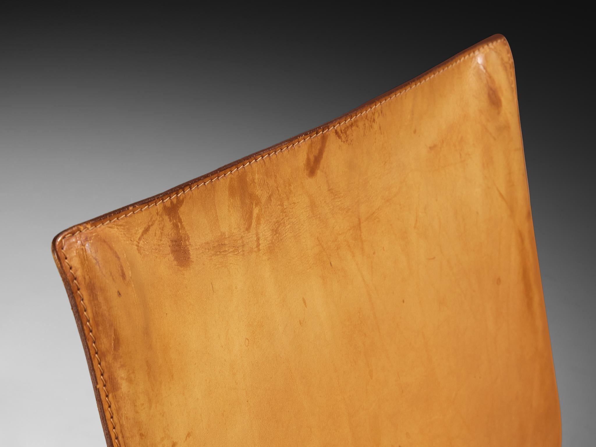 Italiano Mario Bellini per Cassina Set di sei sedie da pranzo 'Cab' in pelle cognac in vendita