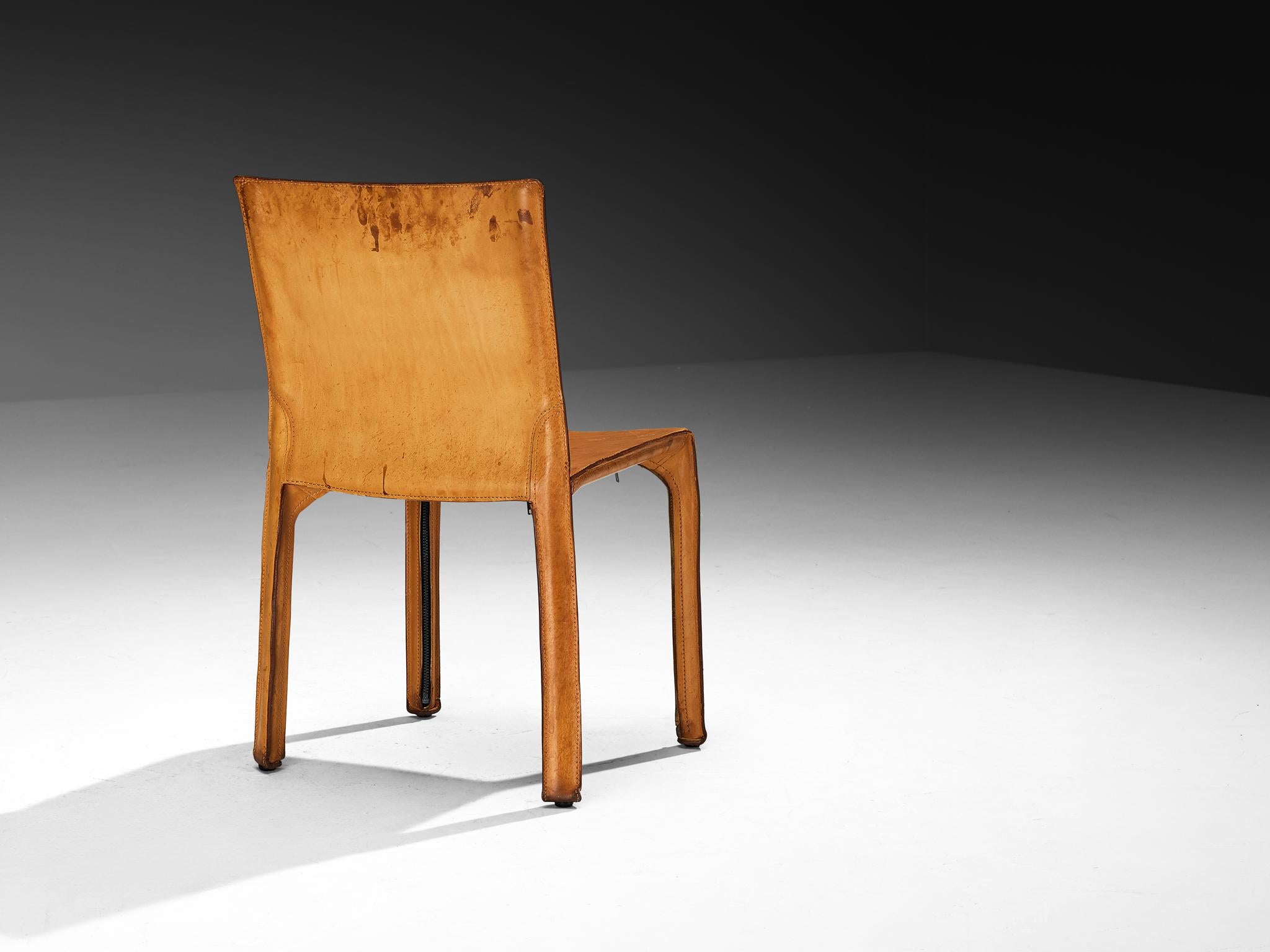 Mario Bellini per Cassina Set di sei sedie da pranzo 'Cab' in pelle cognac in vendita 1