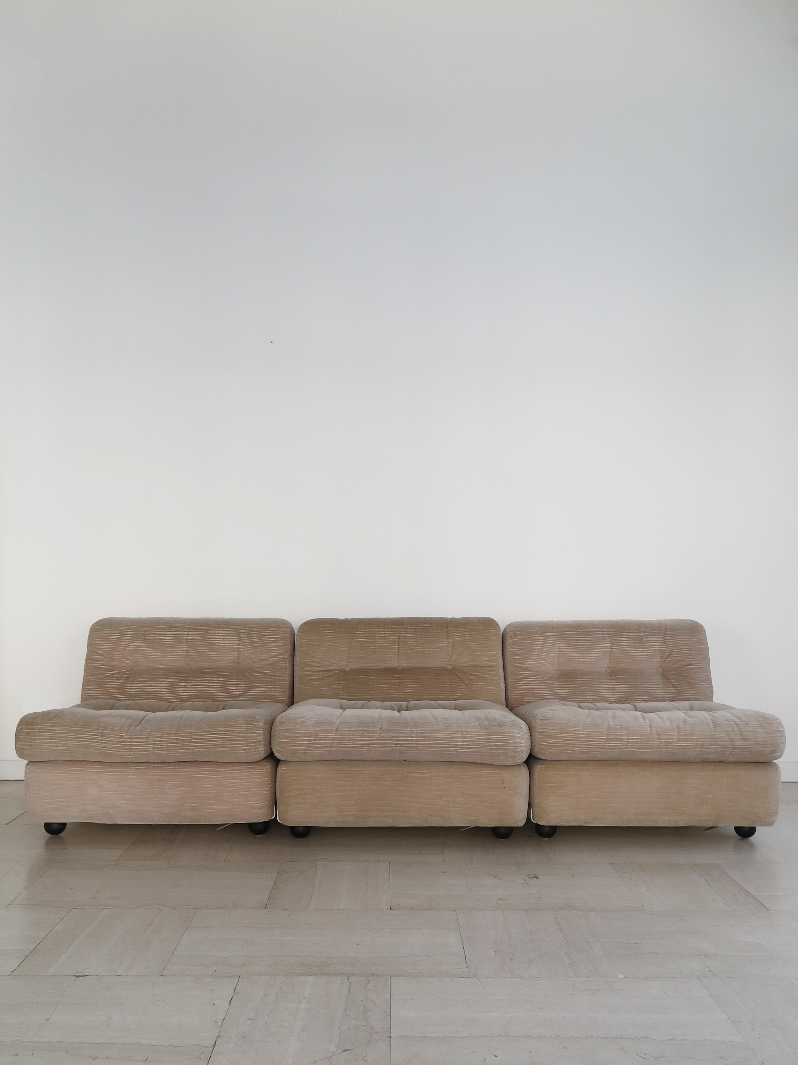 Italian modular armchairs sofa model Amanta set of three designed by Mario Bellini and produced by C&B Italia from 1966, with corduroy upholstery and fibreglass frame, original manufacturer’s label and relief print, made in 1973.
Awarded the