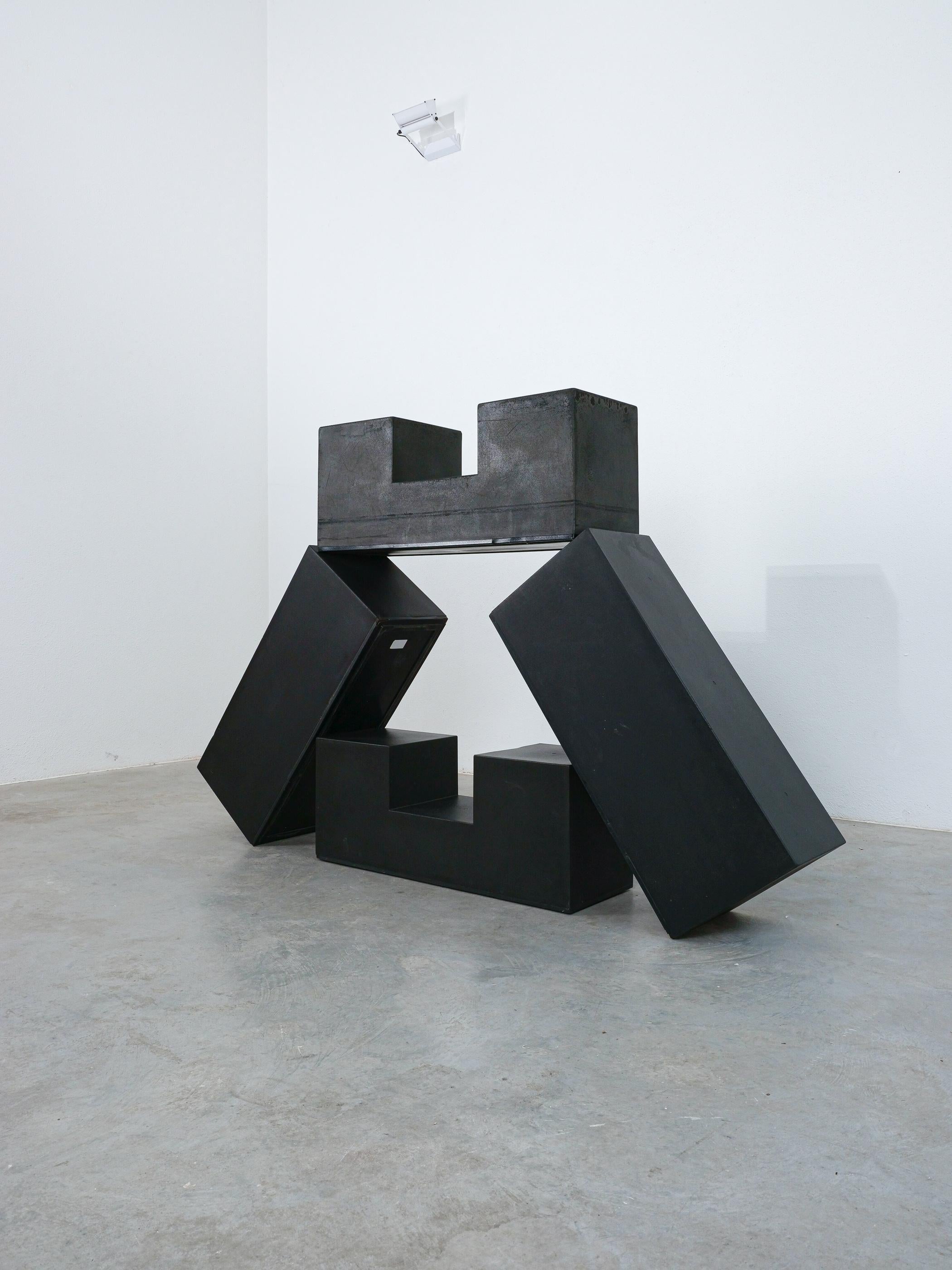 Autrichien Mario Bellini Gli Scacchi Black Table (4) Elements for C&B Italy, circa 1970. en vente