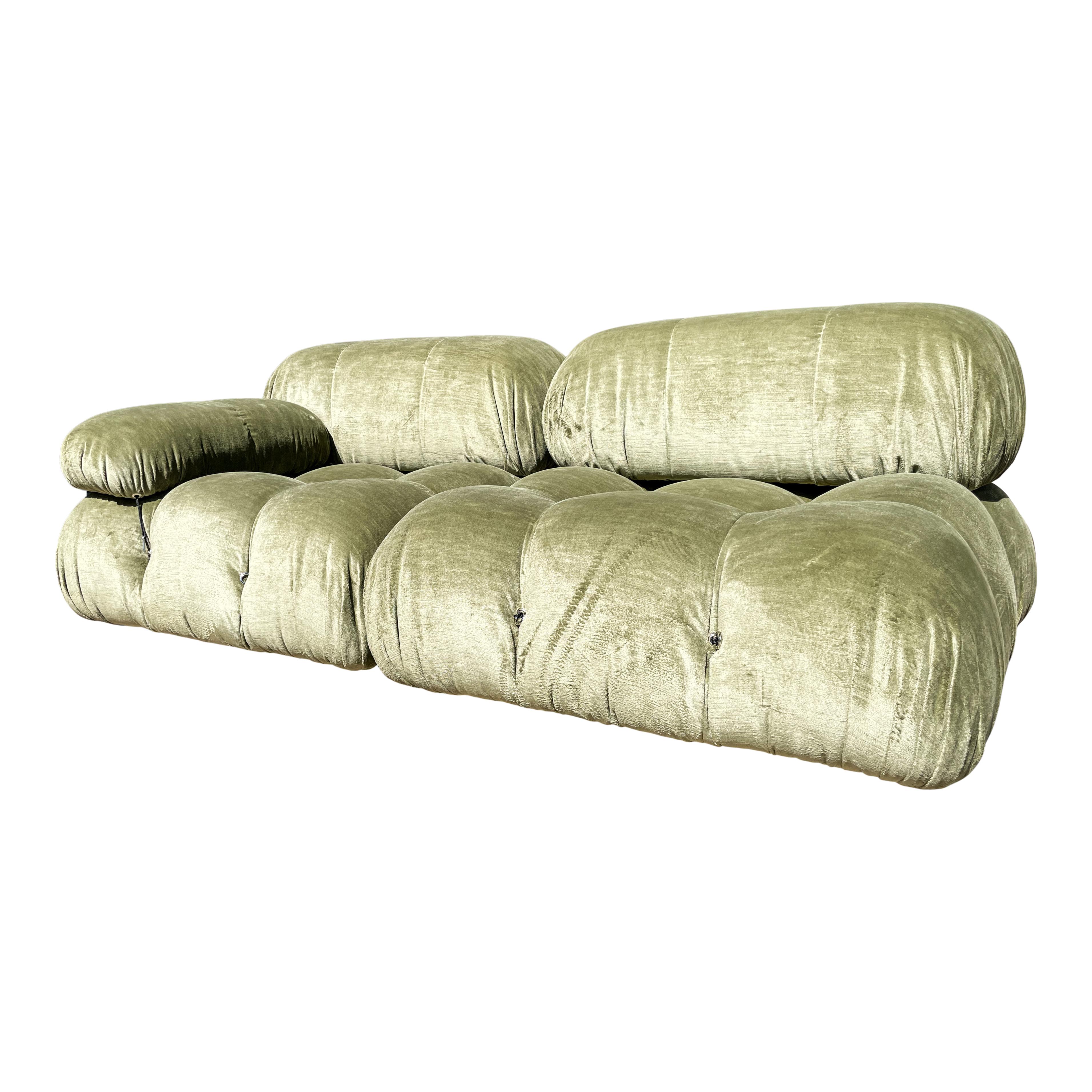 Camaleonda sofa, designed by Mario Bellini and manufactured by B&B Italia in 1972.

The set features two big modules with two backrests and one armrest.

Green linen velvet upholstery.

Fully restored in Italy.

The sofa is very comfortable, and the