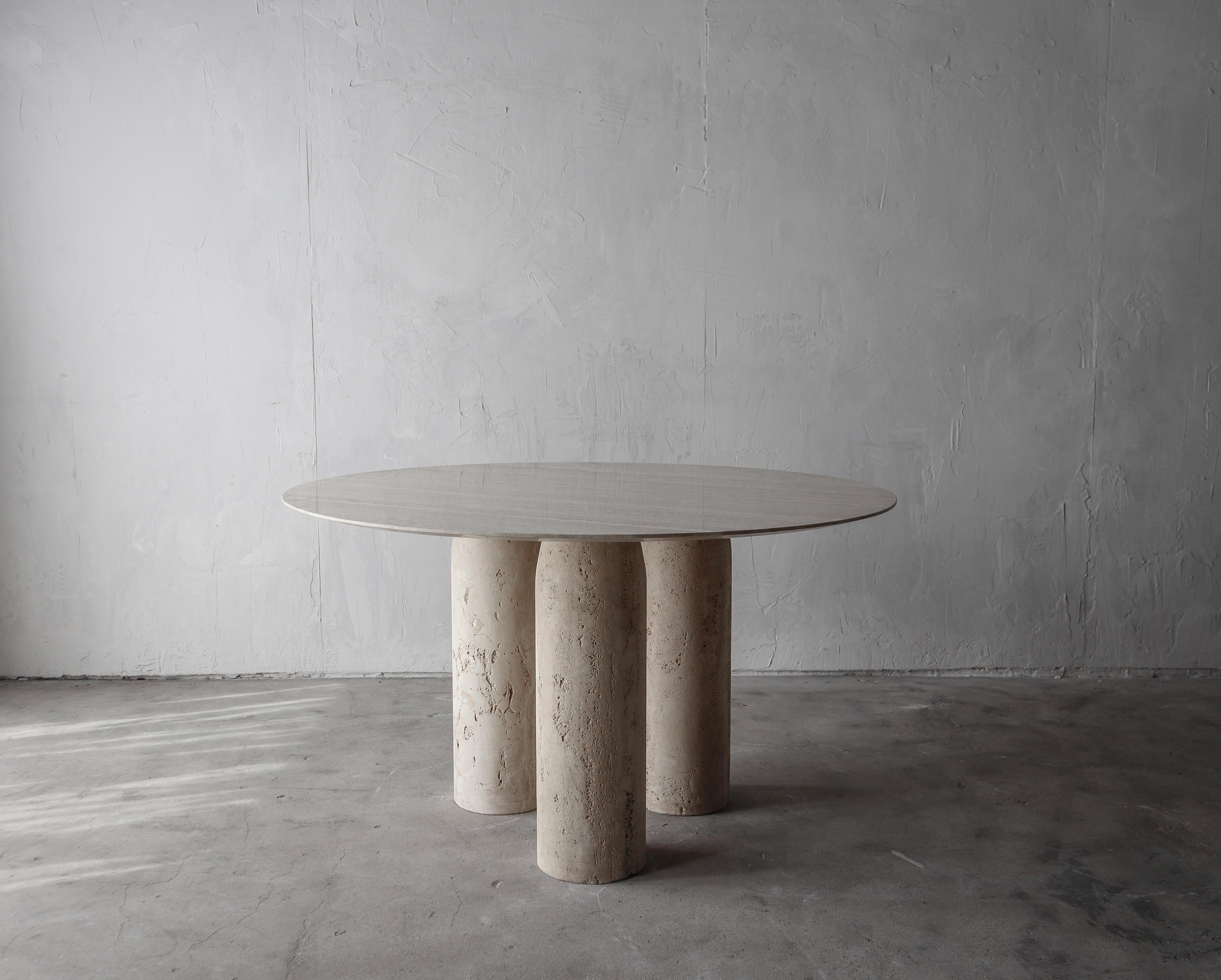 II Colonnato dining table by Mario Bellini in gorgeous Italian Travertine, this is an authentic vintage Bellini piece, not a reproduction. These gorgeous tables are highly coveted for their substantial yet minimalistic design. This table is