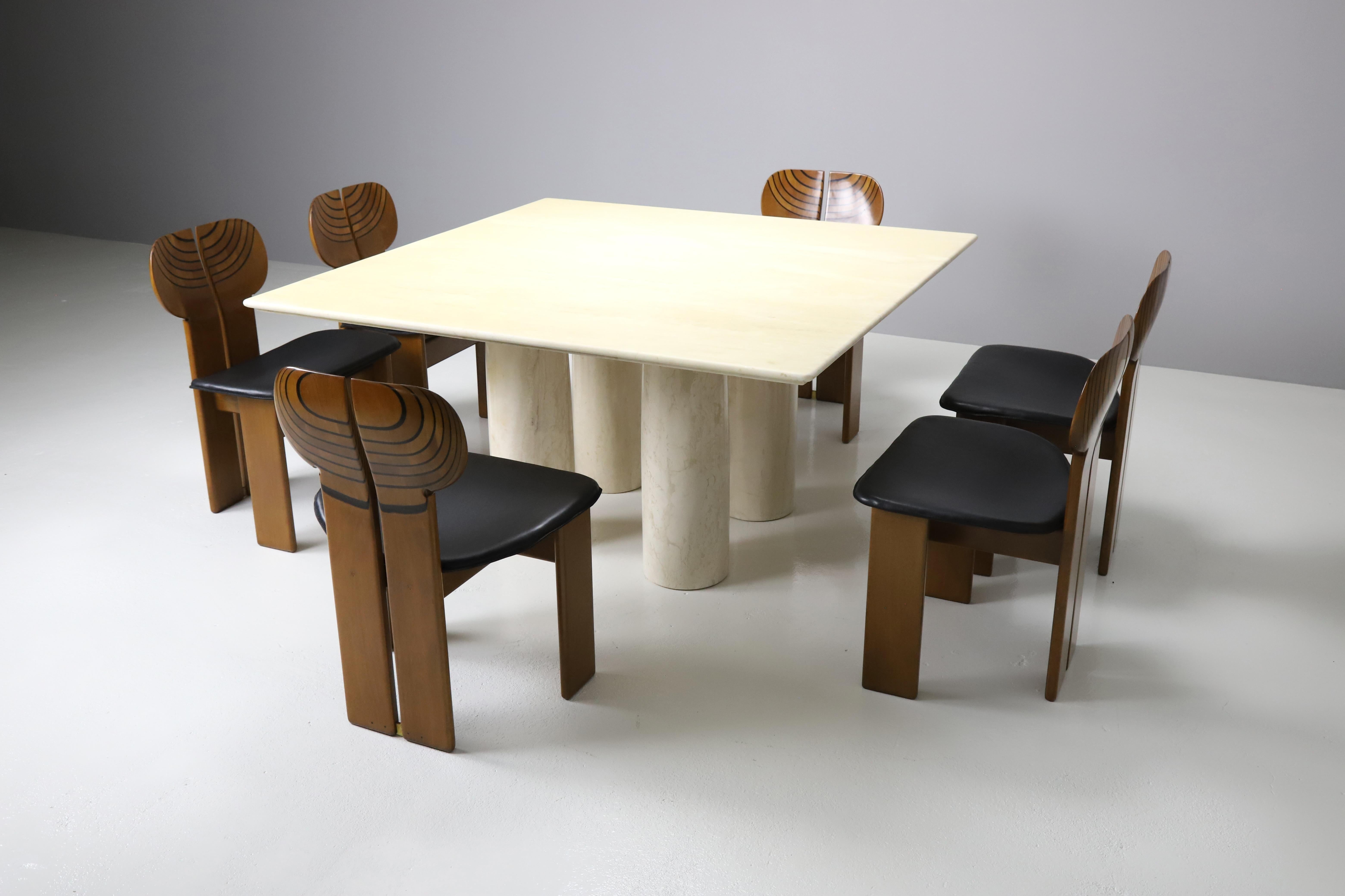 Cette table de salle à manger Eleg, produite dans les années 1970, est fabriquée en travertin massif, mettant en valeur l'élégance intemporelle de cette pierre naturelle. Le plateau de la table présente sa finition époxy d'origine, qui non seulement