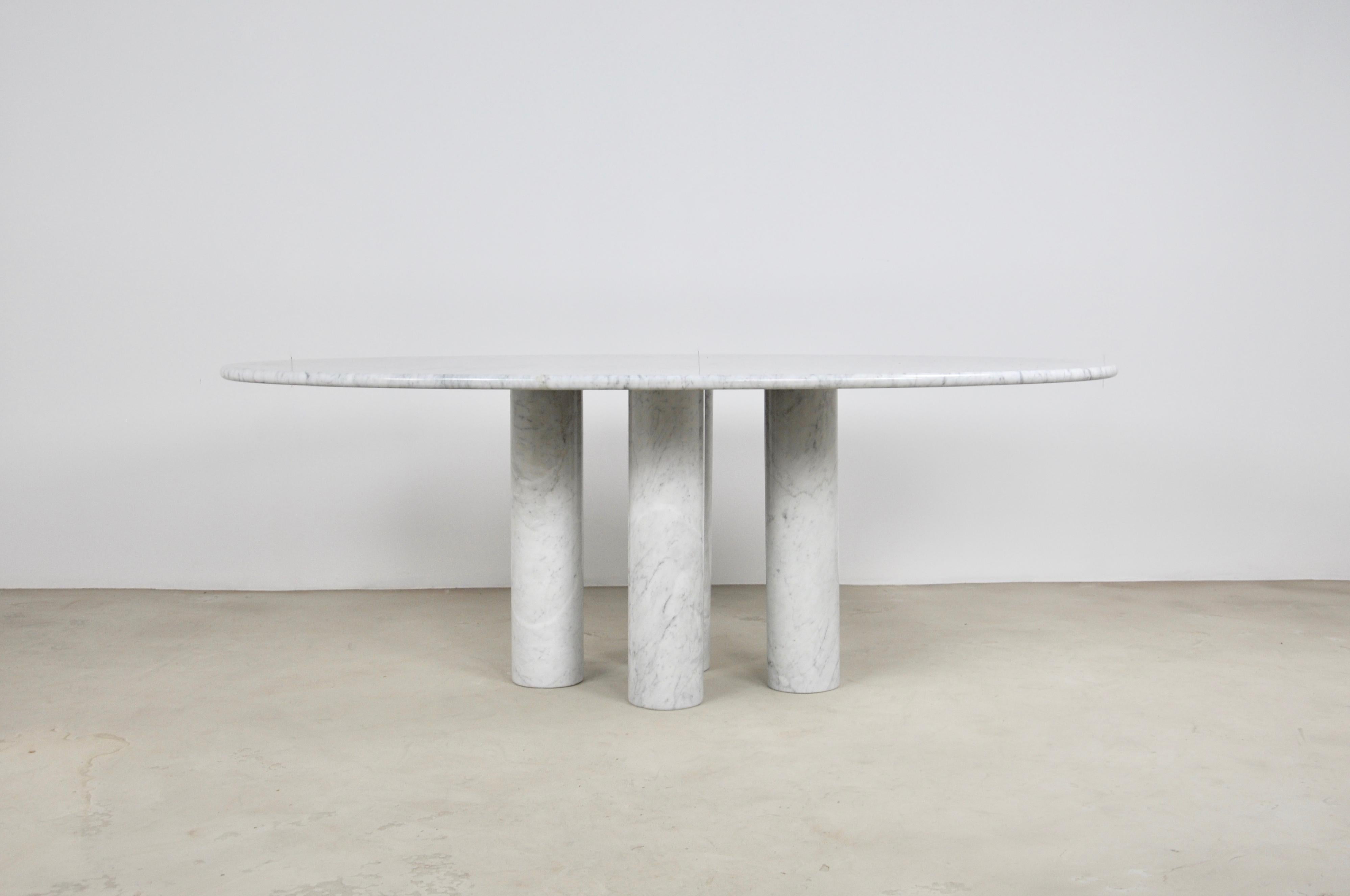 Table in Carrara marble composed of 4 legs in cylinders and an oval top. Designer Mario Bellini by Cassina in 1970S. Very minimal wear due to time and the age of the object.