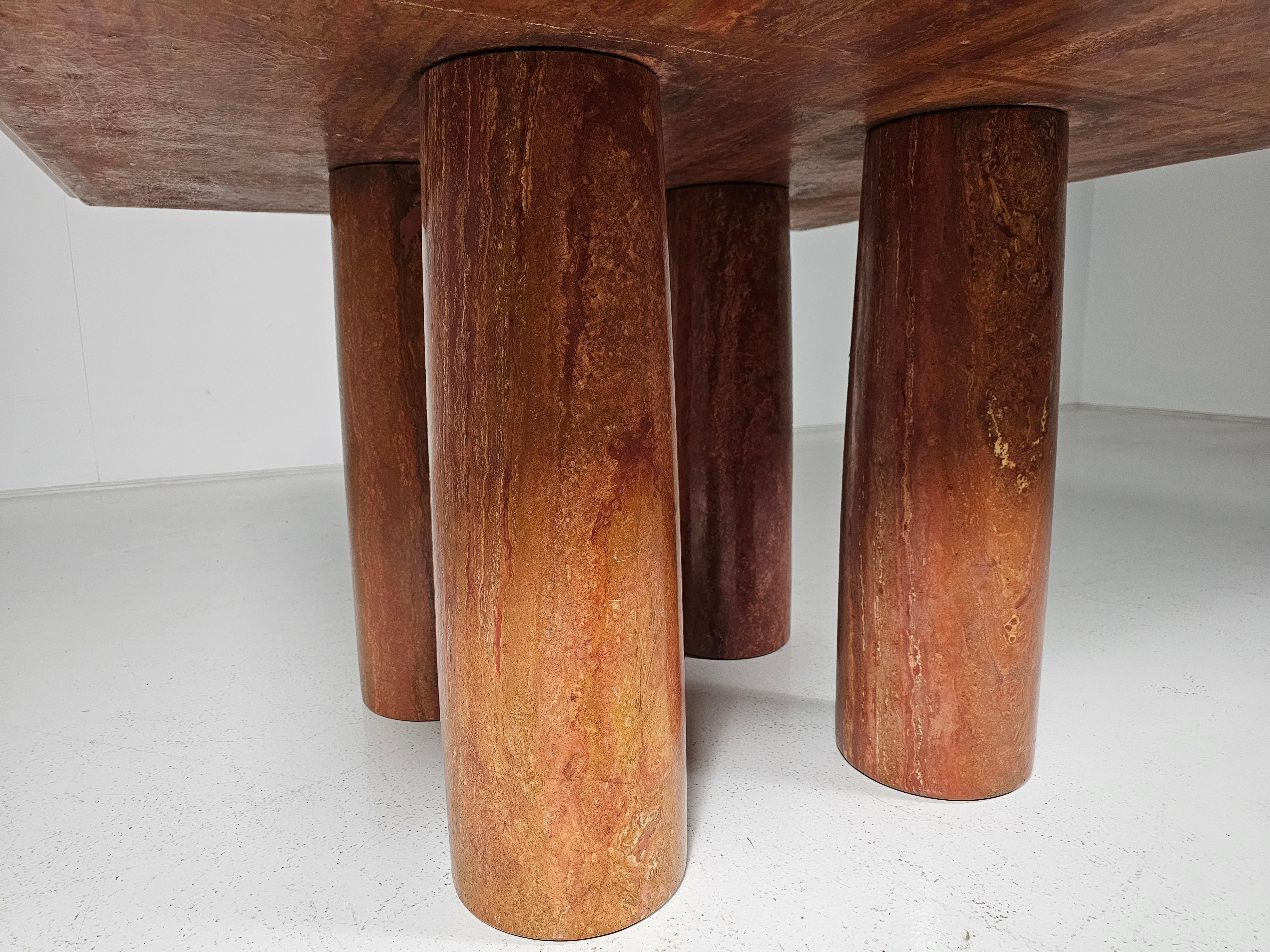 italien Mario Bellini Il Colonnato table à manger en travertin rouge Cassina, Italie, 1970 en vente