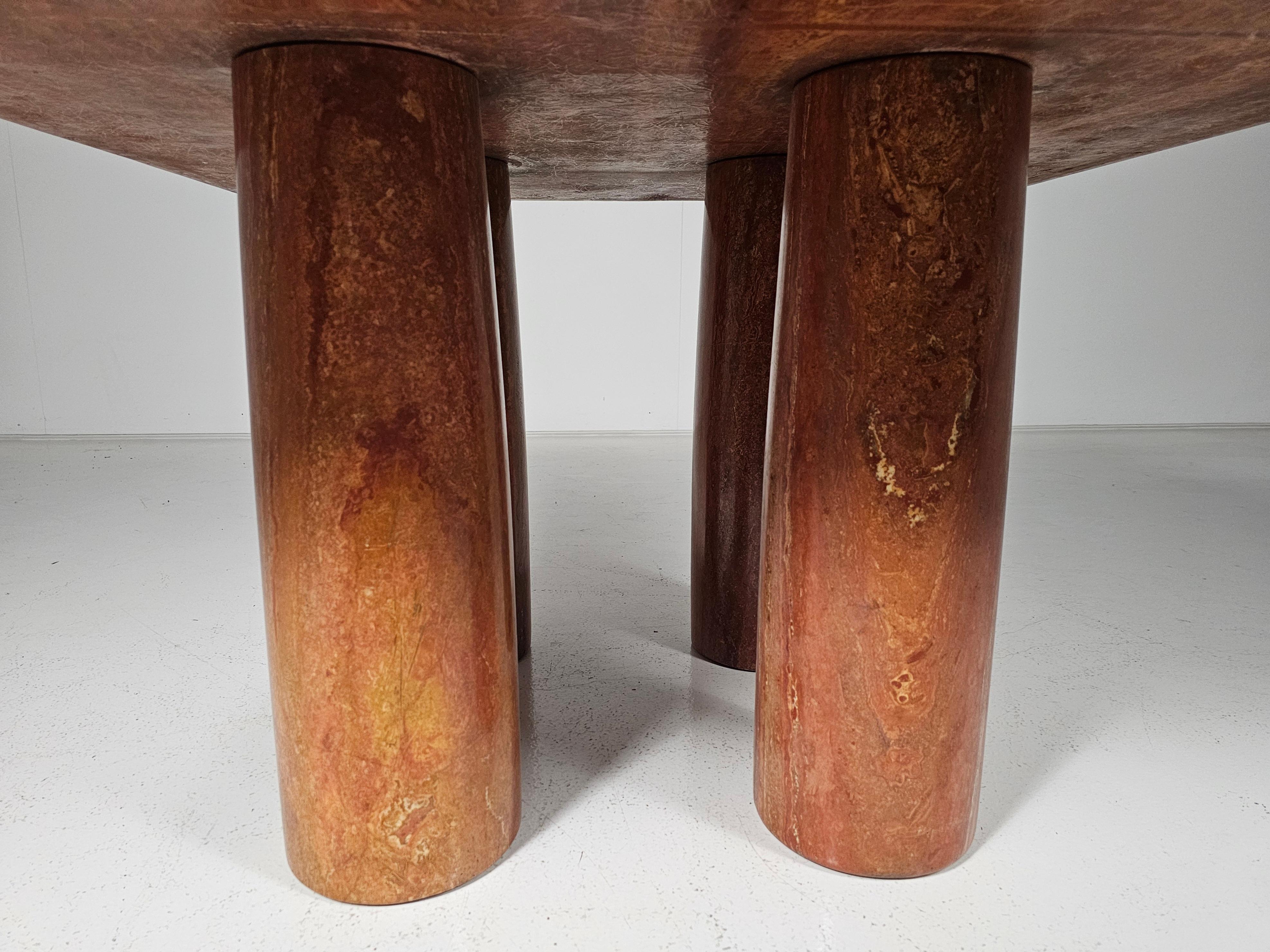 Mario Bellini Il Colonnato table à manger en travertin rouge Cassina, Italie, 1970 Bon état - En vente à amstelveen, NL