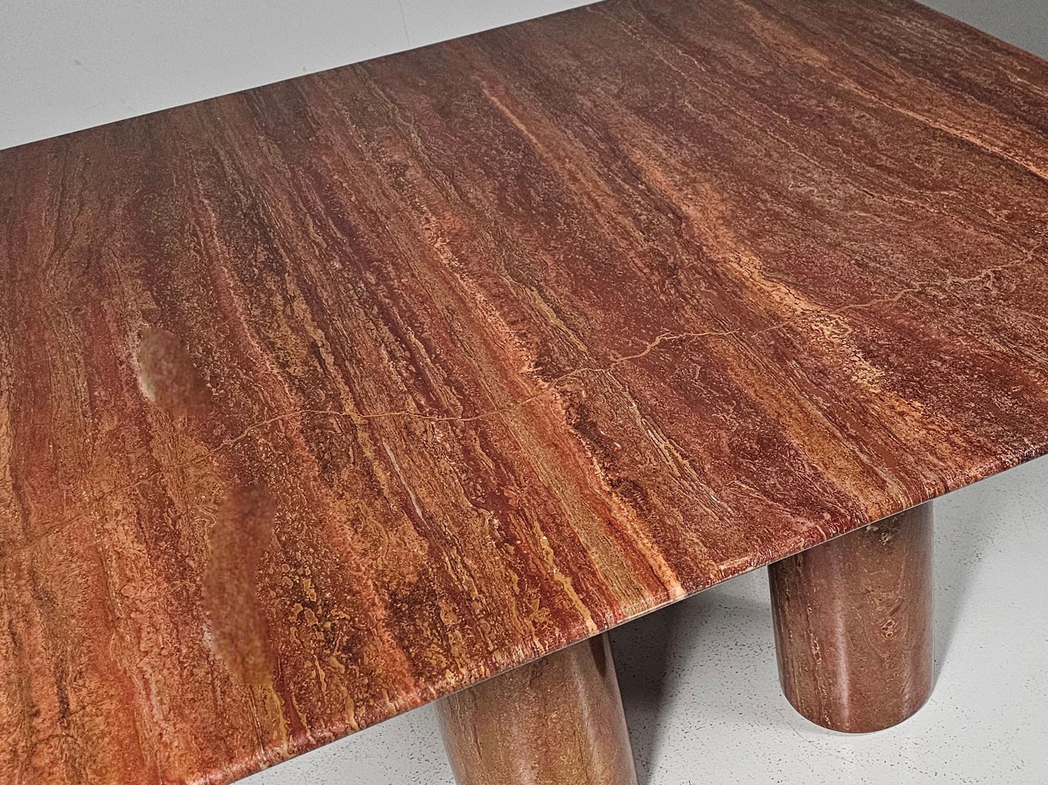 Marbre Mario Bellini Il Colonnato table à manger en travertin rouge Cassina, Italie, 1970 en vente