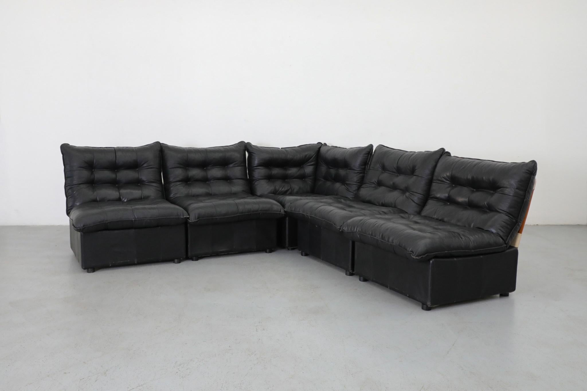 Mario Bellini inspiriert Schwarzes getuftetes Leder & Buchenholz 5 Stück Sektional Sofa (Moderne der Mitte des Jahrhunderts) im Angebot