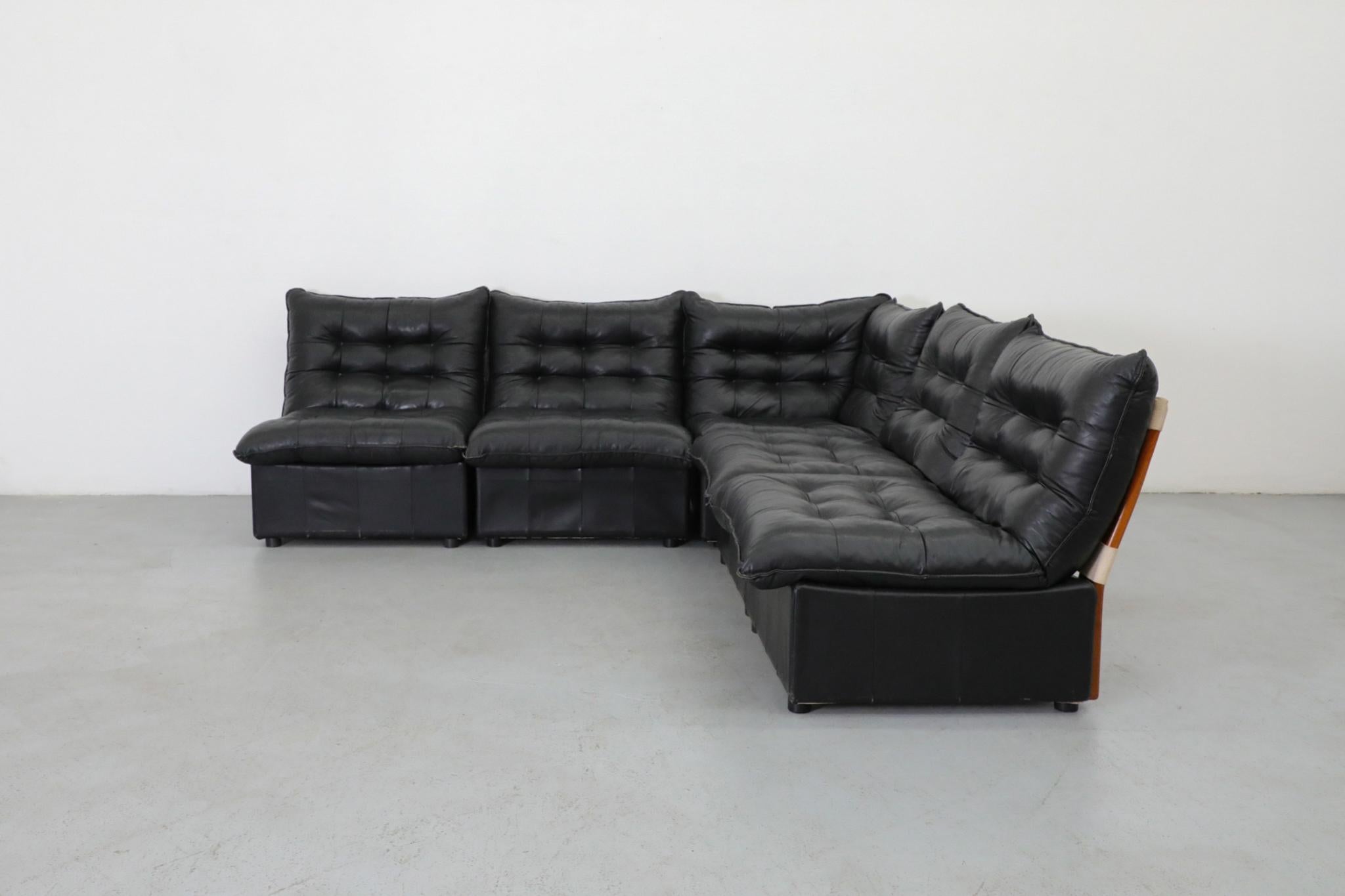 Mario Bellini inspiriert Schwarzes getuftetes Leder & Buchenholz 5 Stück Sektional Sofa (Ungarisch) im Angebot