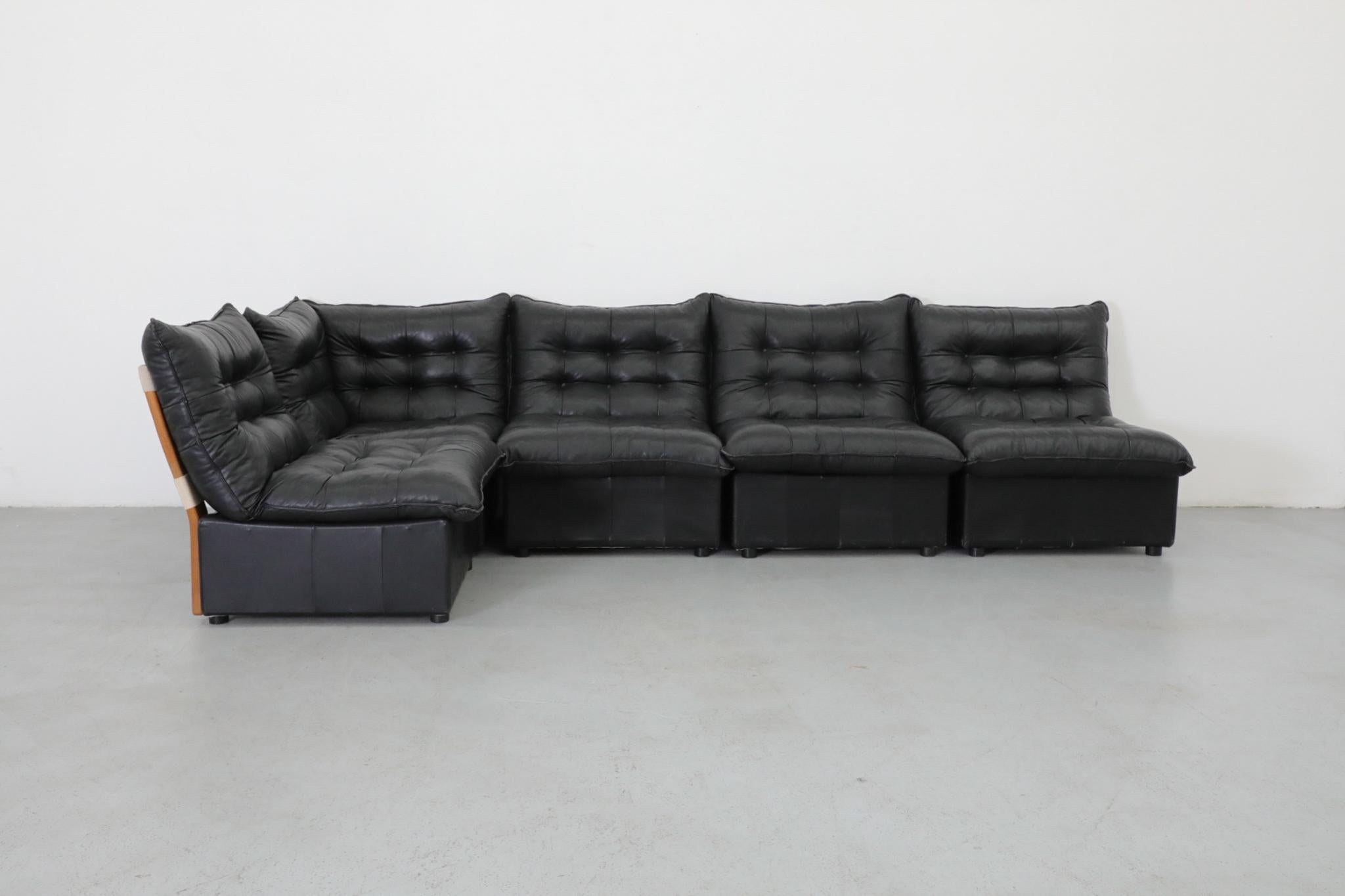 Mario Bellini inspiriert Schwarzes getuftetes Leder & Buchenholz 5 Stück Sektional Sofa (Ende des 20. Jahrhunderts) im Angebot