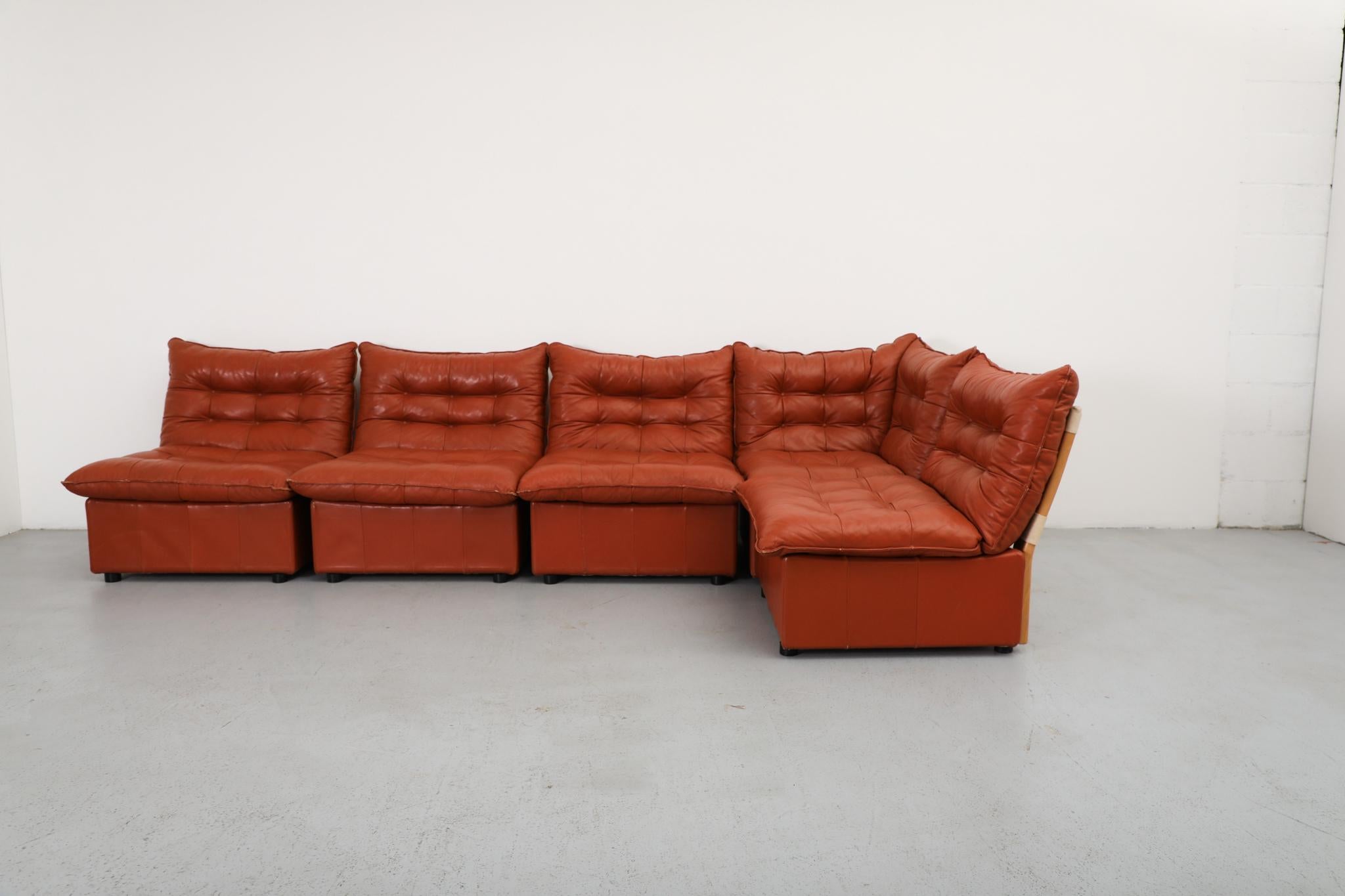 Mid-Century moderno Divano componibile 5 pezzi in pelle con inserti in tonalità mattone di ispirazione Mario Bellini in vendita