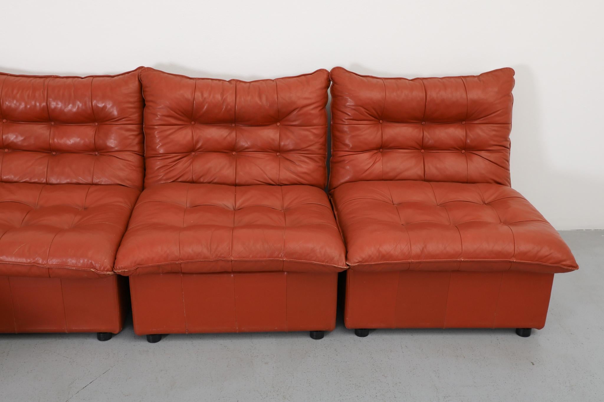 Divano componibile 5 pezzi in pelle con inserti in tonalità mattone di ispirazione Mario Bellini in vendita 2