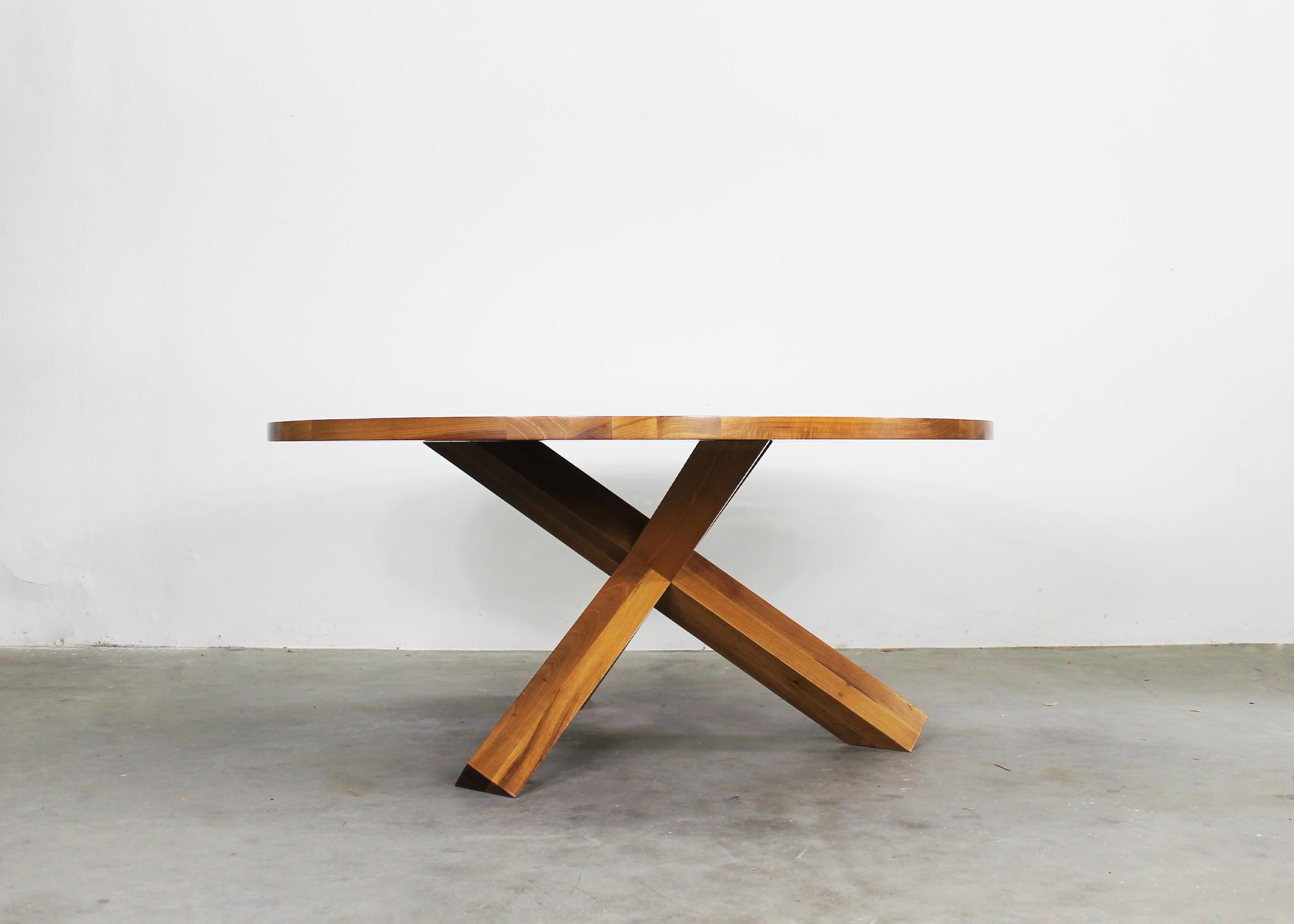 Table ronde La Rotonda en bois de noyer, conçue par Mario Bellini en 1976 et produite par Cassina. 

La table La Rotonda est une fusion exquise de fonctionnalité et d'art. Son design minimaliste mais sculptural célèbre l'élégance naturelle du bois.