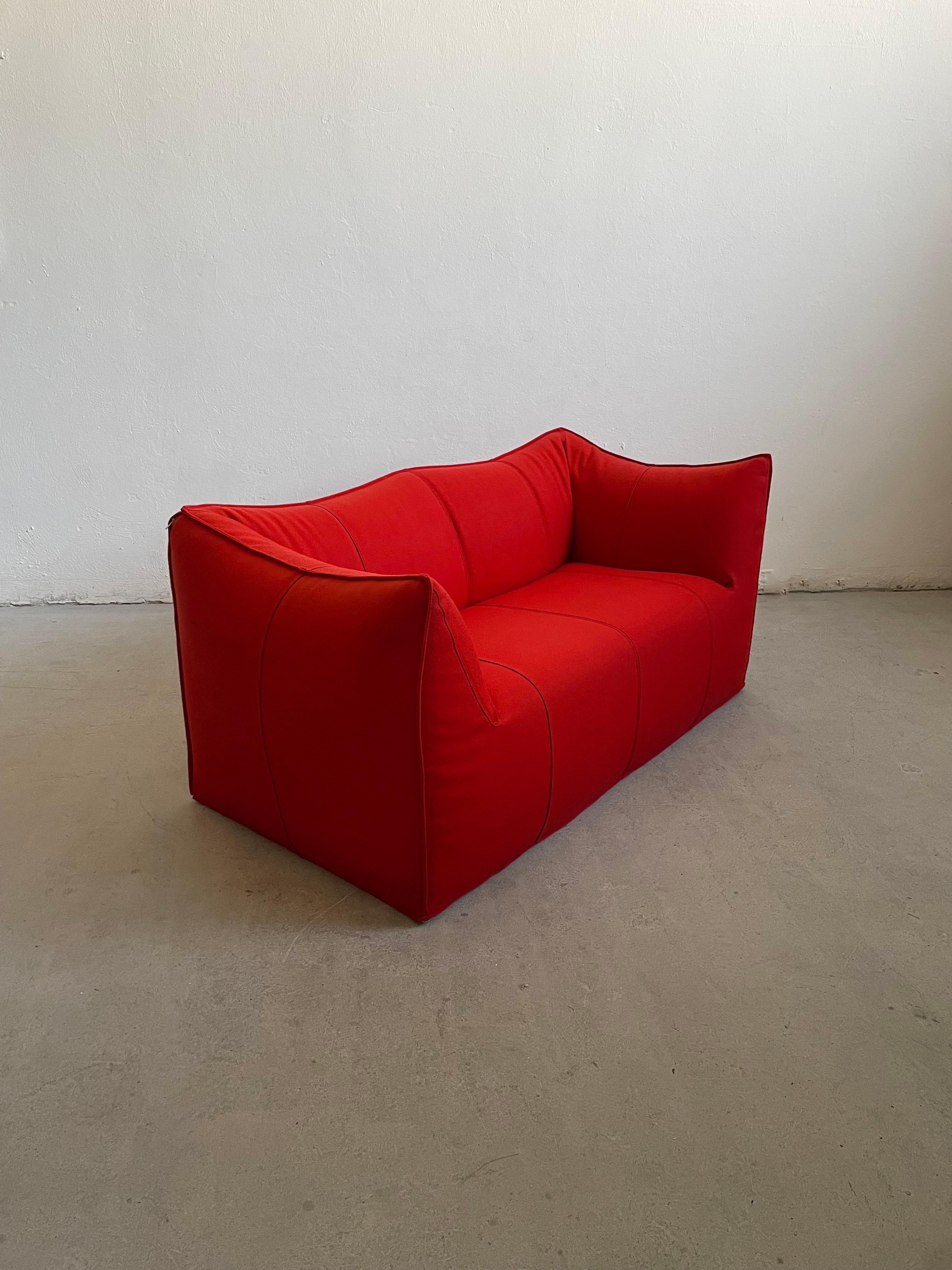 Le Bambole by Mario Bellini for B&B Italia is a design icon of the seventies.

Offered for sale is a 2-seat sofa, 2007 edition with removable cover in beautiful red wool fabric

The removable has some flaws (detailed description in the condition