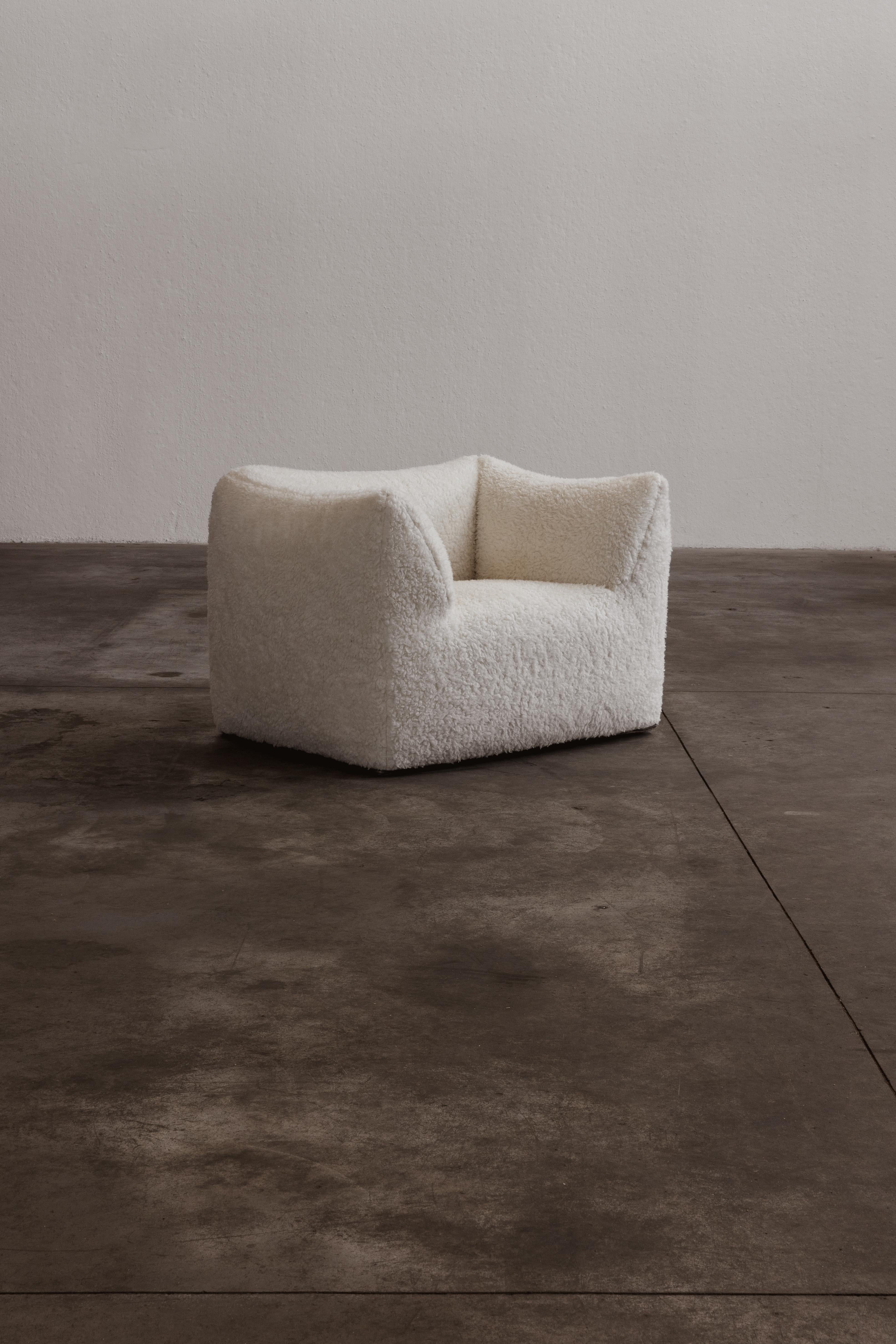 Mario Bellini “Le Bambole” armchair for B&B Italia, steel, foam and faux-fur, Italy, 1971.

The search for a new shape for upholstered furniture: all parts are shaped like a large soft cushion. If we take apart 