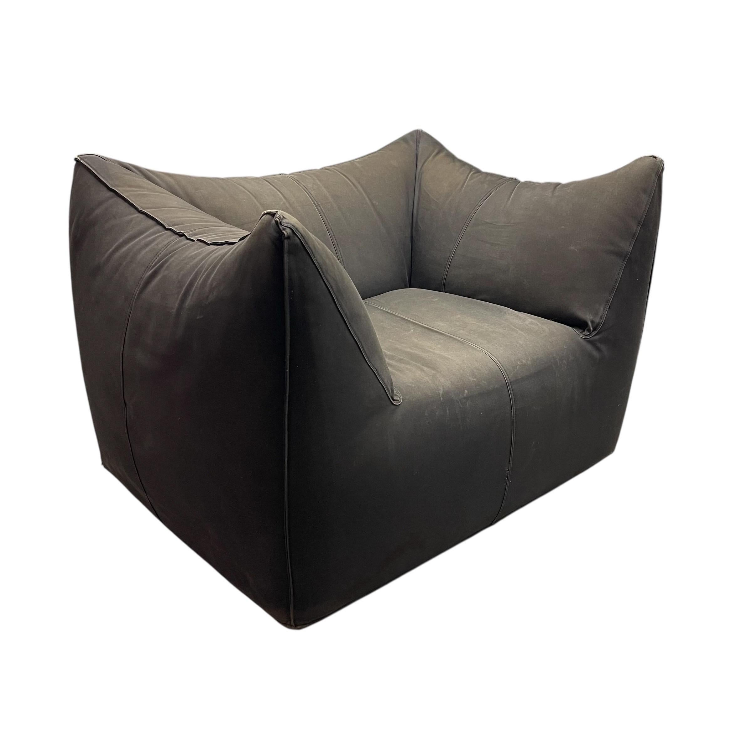 Fauteuil iconique original Le Bambole à grande échelle, rendu dans une structure moulée en mousse pleine avec une tapisserie en coton d'origine et une base en toile de jute. Prêt à être retapissé. Conçu par Mario Bellini et fabriqué par B&B Italia,