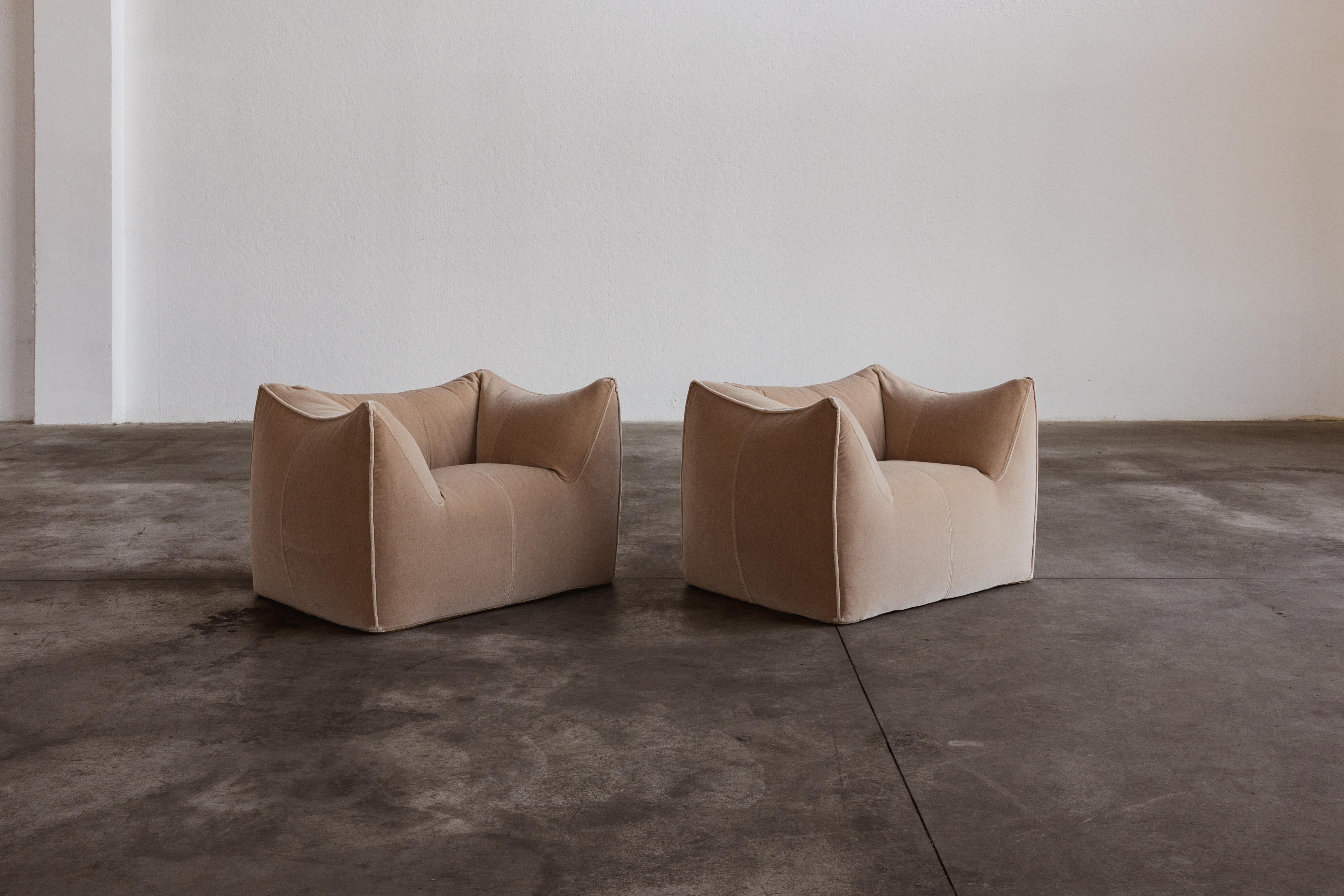 Mario Bellini “Le Bambole” armchairs for B&B Italia, mocha mousse velvet, Italy, 1971, set of two.

The search for a new shape for upholstered furniture: all parts are shaped like a large soft cushion. If we take apart 