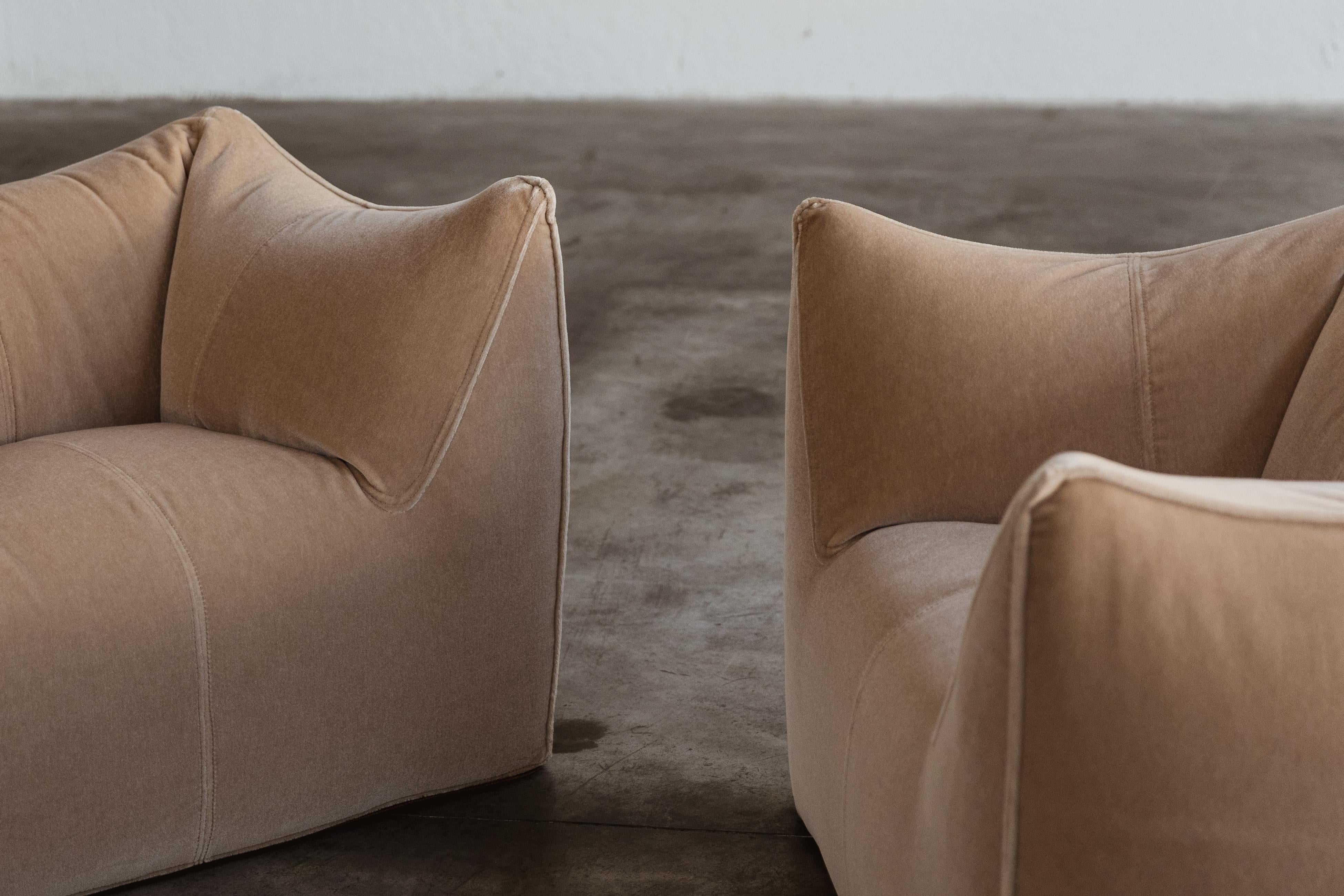 Mid-Century Modern Mario Bellini “Le Bambole” Armchairs for B&BItalia, Mocha Mousse, 1971, Set of 2 For Sale