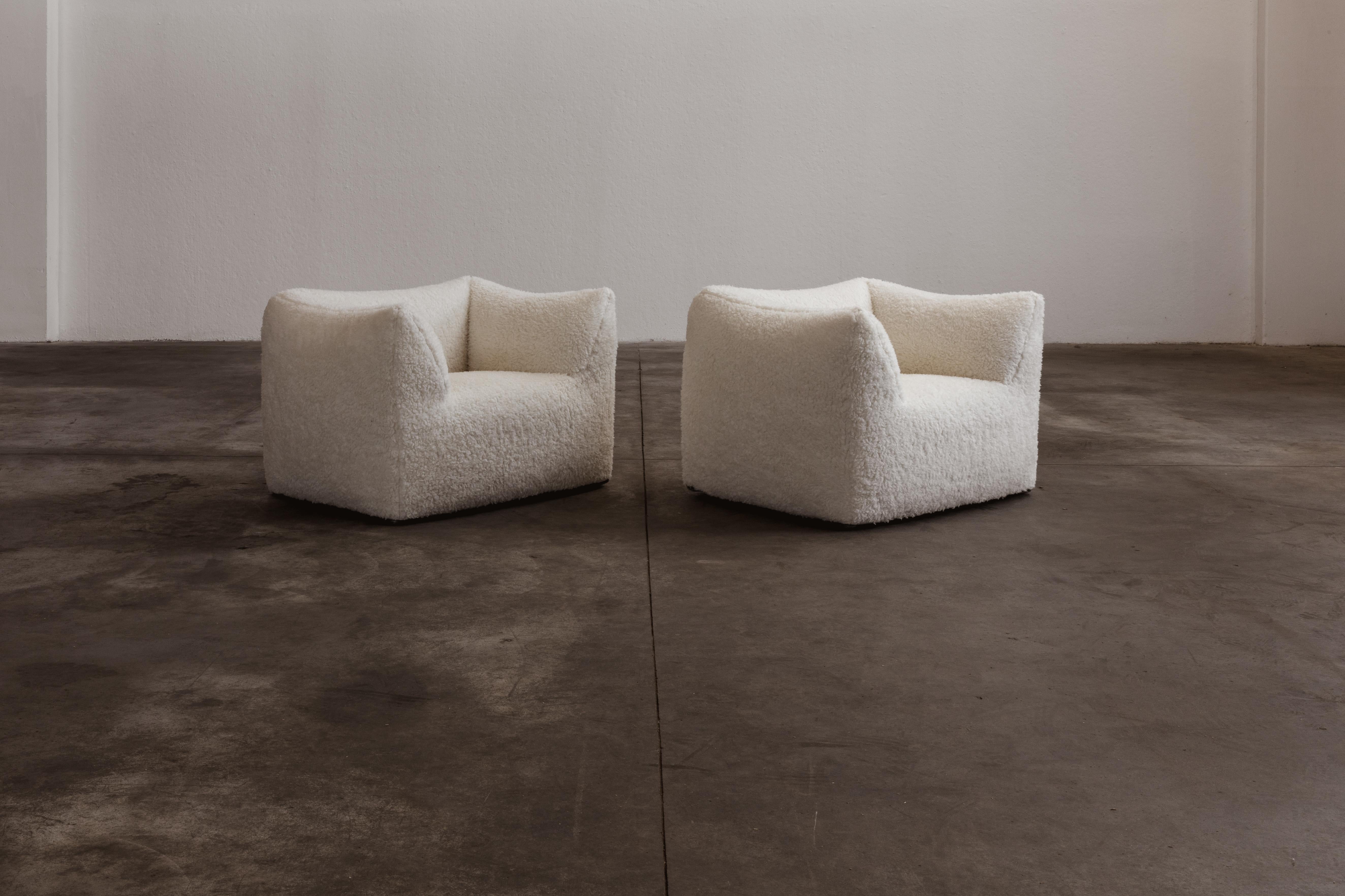 Mario Bellini “Le Bambole” armchairs for B&B Italia, steel, foam and faux-fur, Italy, 1971, set of two.

The search for a new shape for upholstered furniture: all parts are shaped like a large soft cushion. If we take apart 