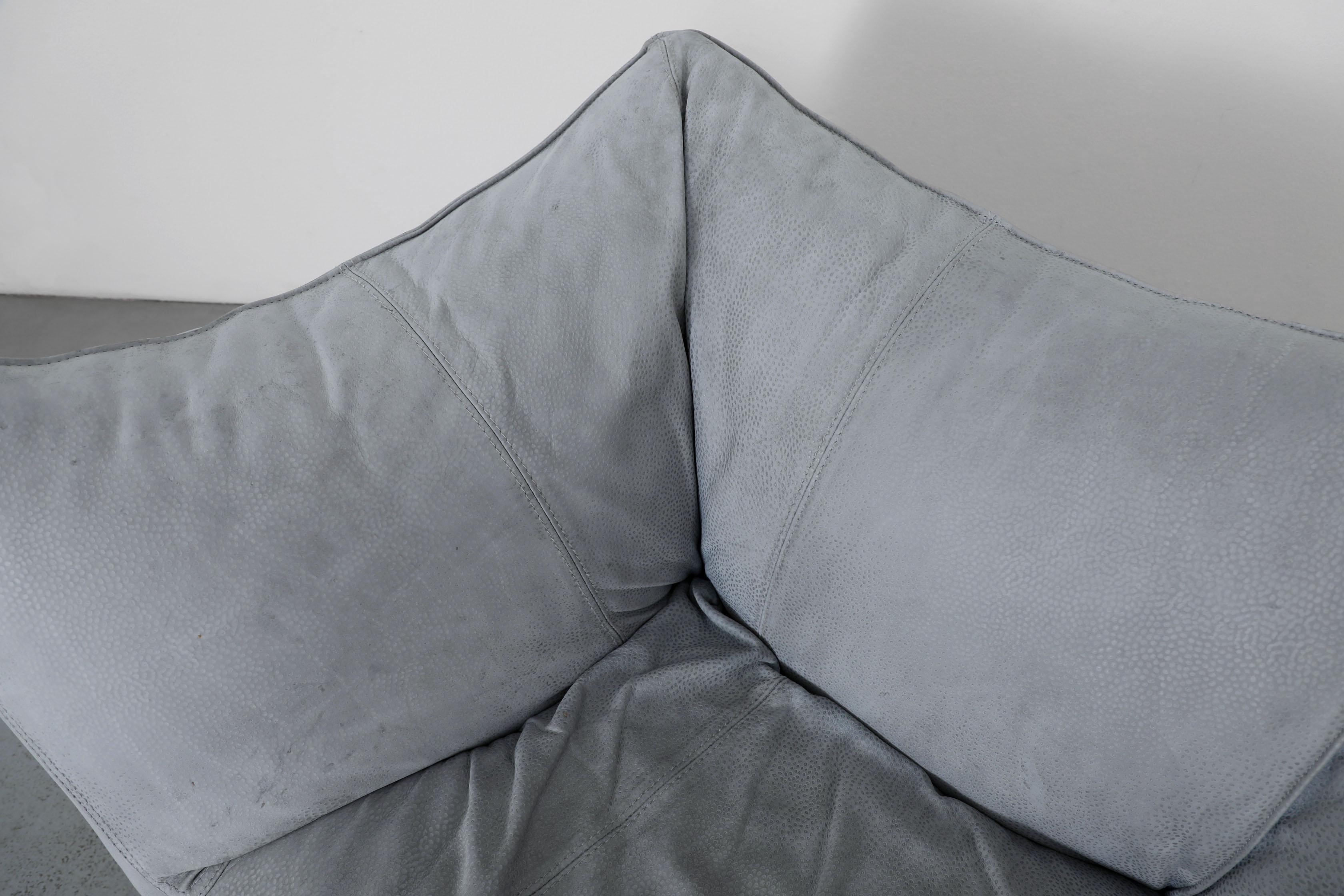 Mario Bellini 'Le Bambole' Loveseat en daim bleu bébé-gris en vente 5