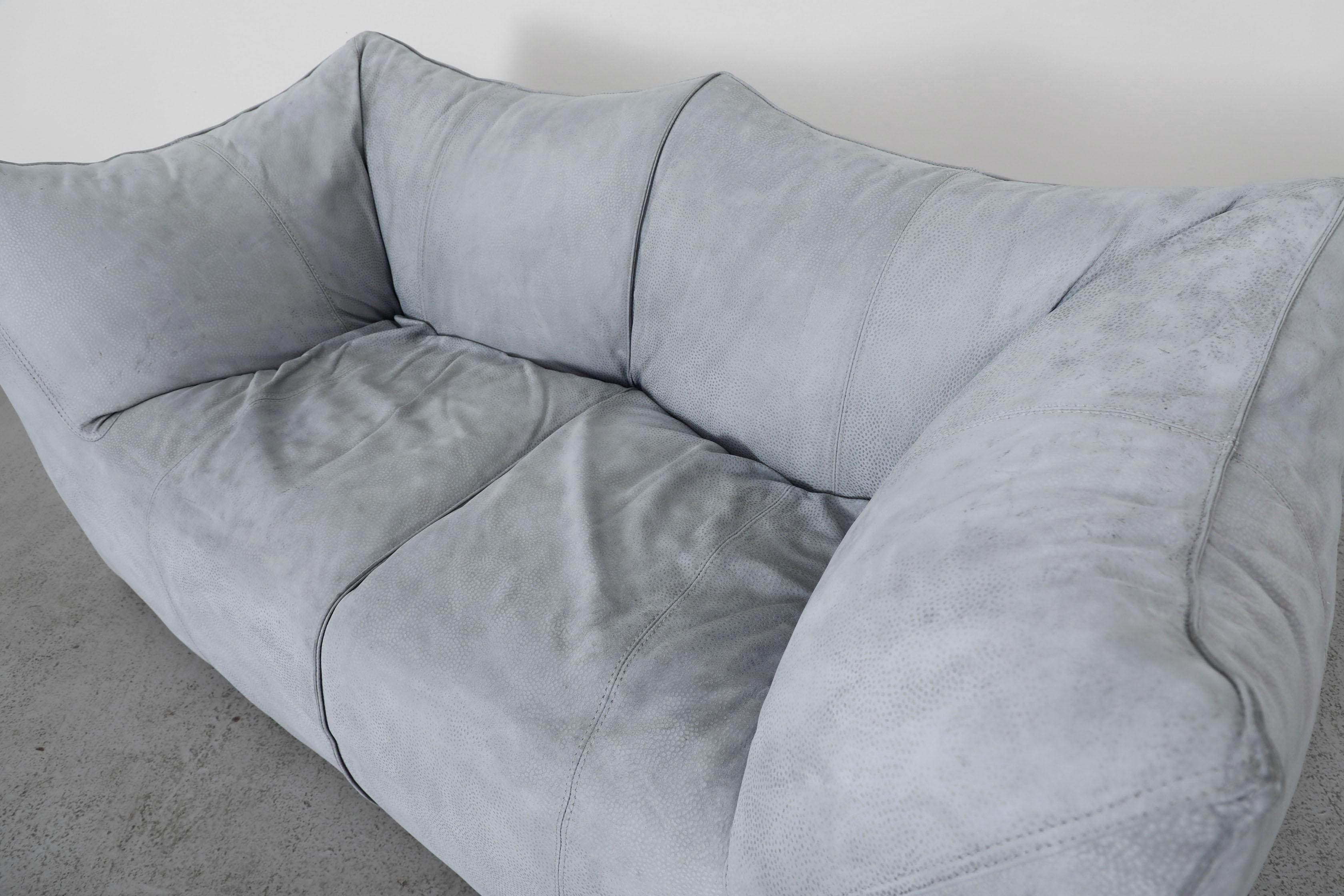 Mario Bellini 'Le Bambole' Loveseat en daim bleu bébé-gris en vente 6