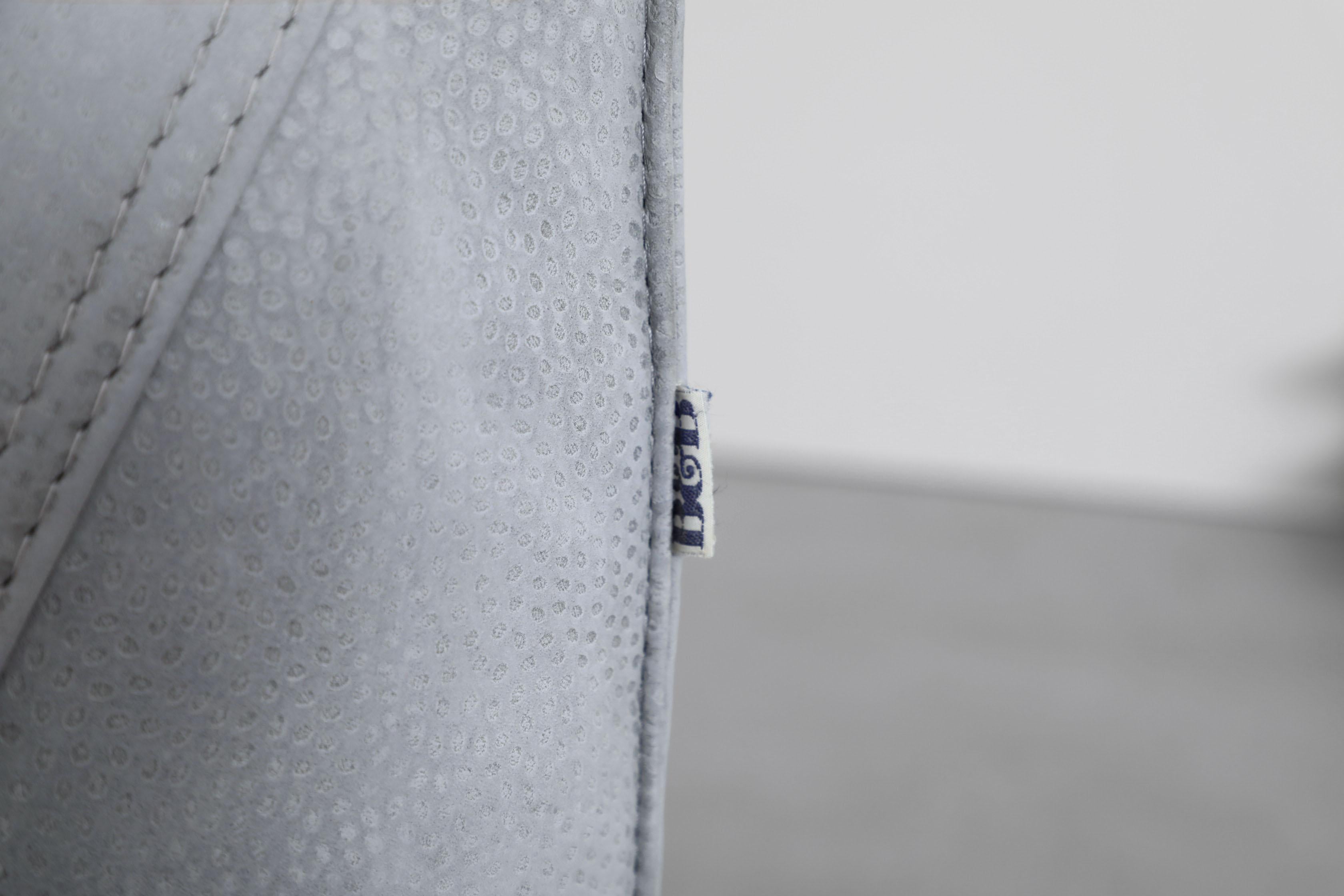 Mario Bellini 'Le Bambole' Loveseat en daim bleu bébé-gris en vente 8