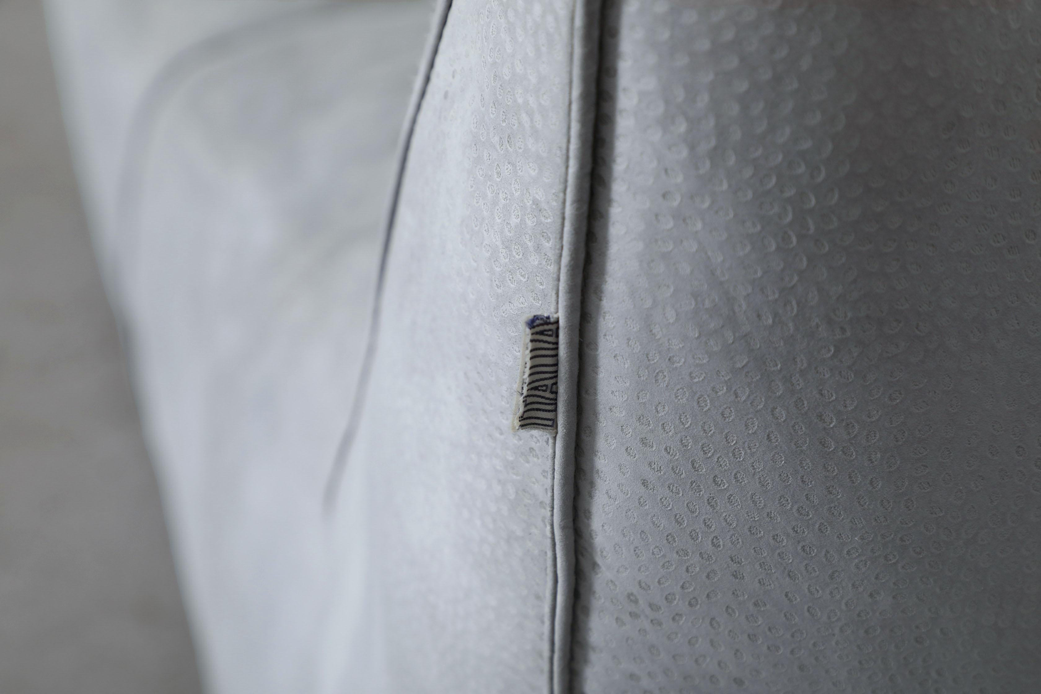 Mario Bellini 'Le Bambole' Loveseat en daim bleu bébé-gris en vente 9