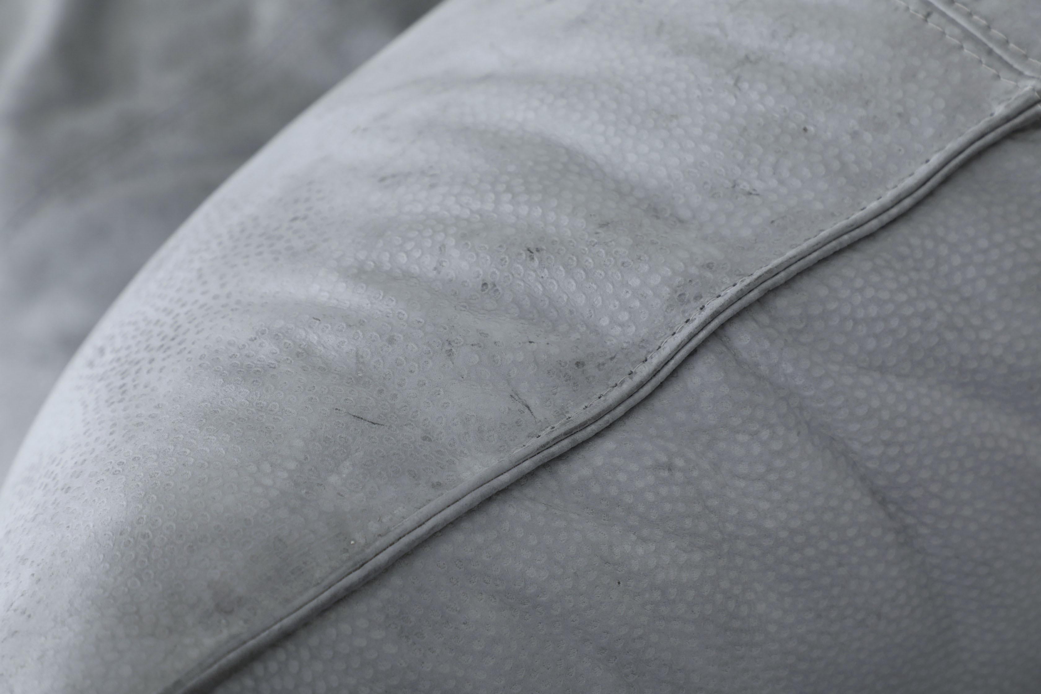 Mario Bellini 'Le Bambole' Loveseat en daim bleu bébé-gris en vente 10