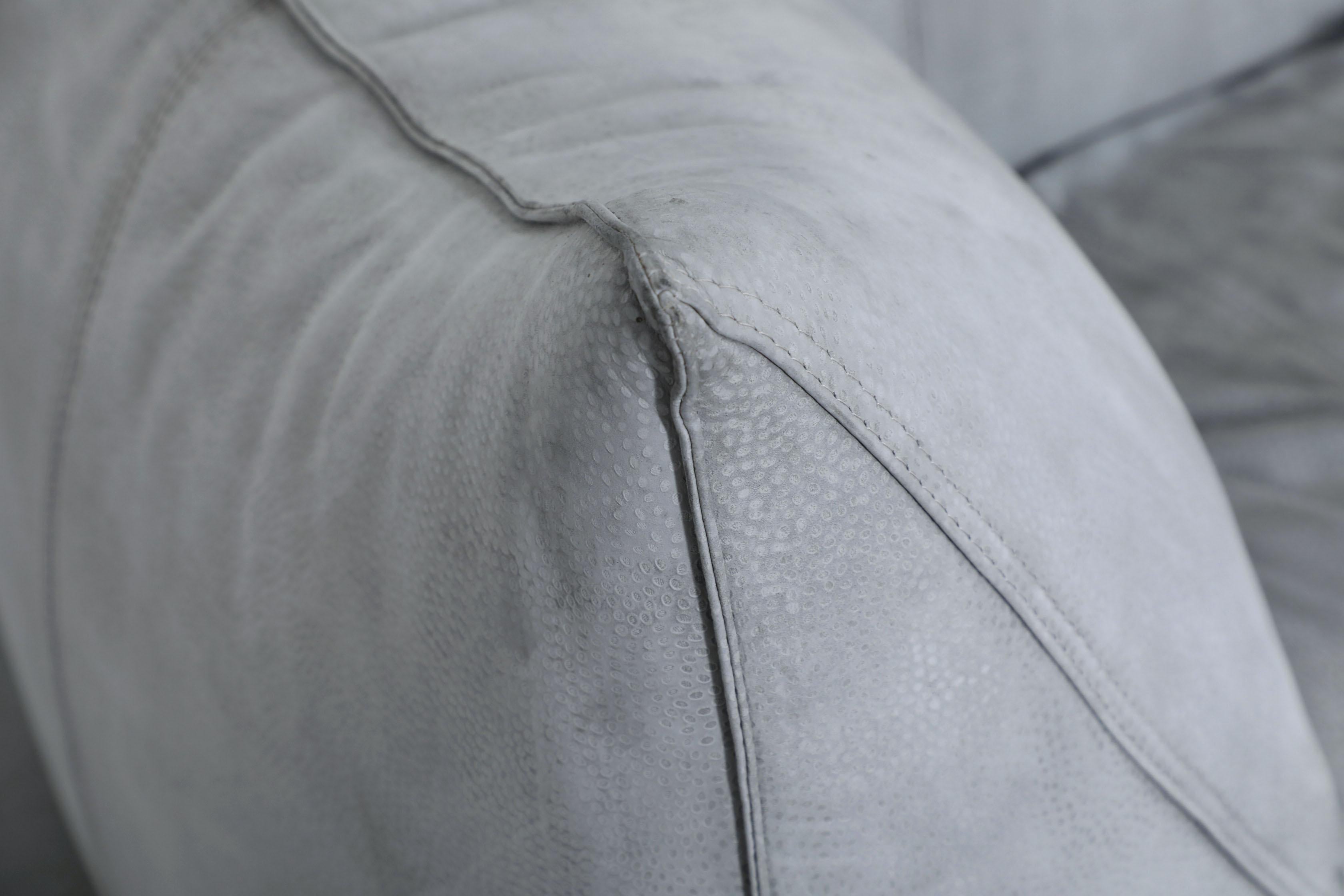 Mario Bellini 'Le Bambole' Loveseat en daim bleu bébé-gris en vente 11