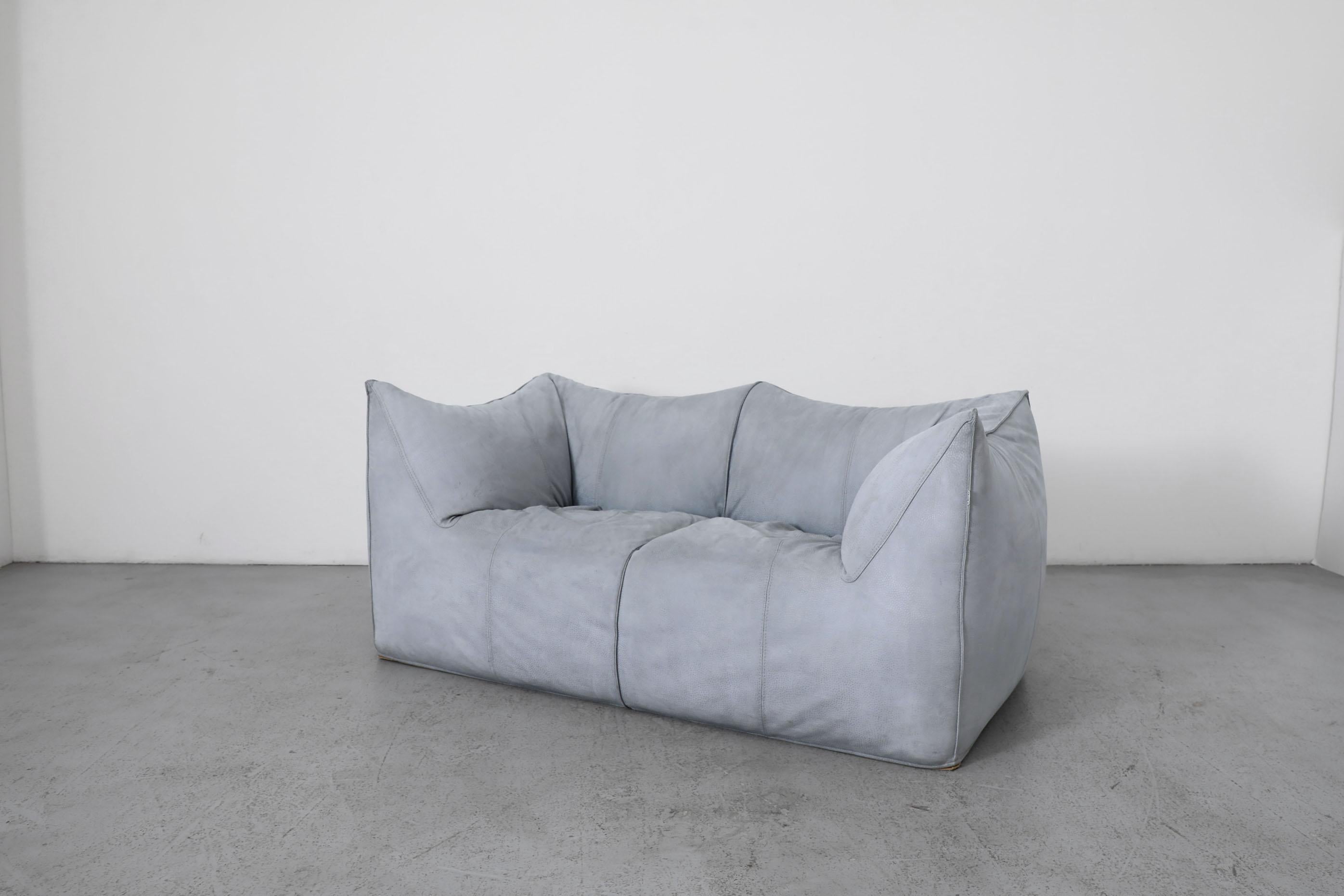 Mid-Century Modern Mario Bellini 'Le Bambole' Loveseat en daim bleu bébé-gris en vente