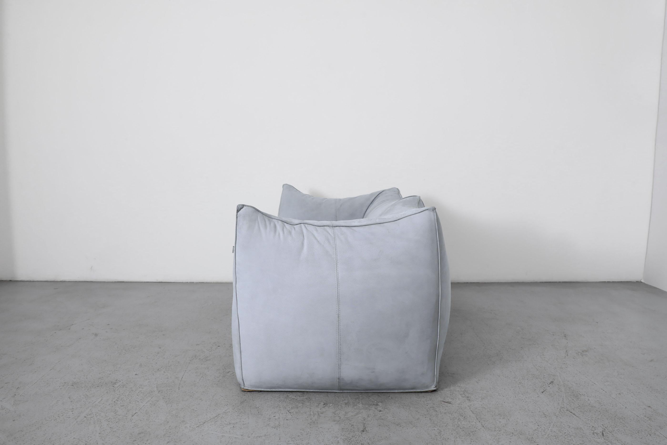 italien Mario Bellini 'Le Bambole' Loveseat en daim bleu bébé-gris en vente