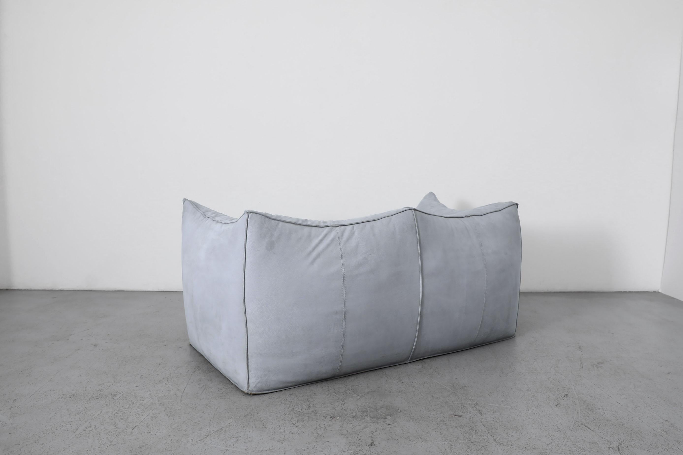 Mario Bellini 'Le Bambole' Loveseat en daim bleu bébé-gris Bon état - En vente à Los Angeles, CA
