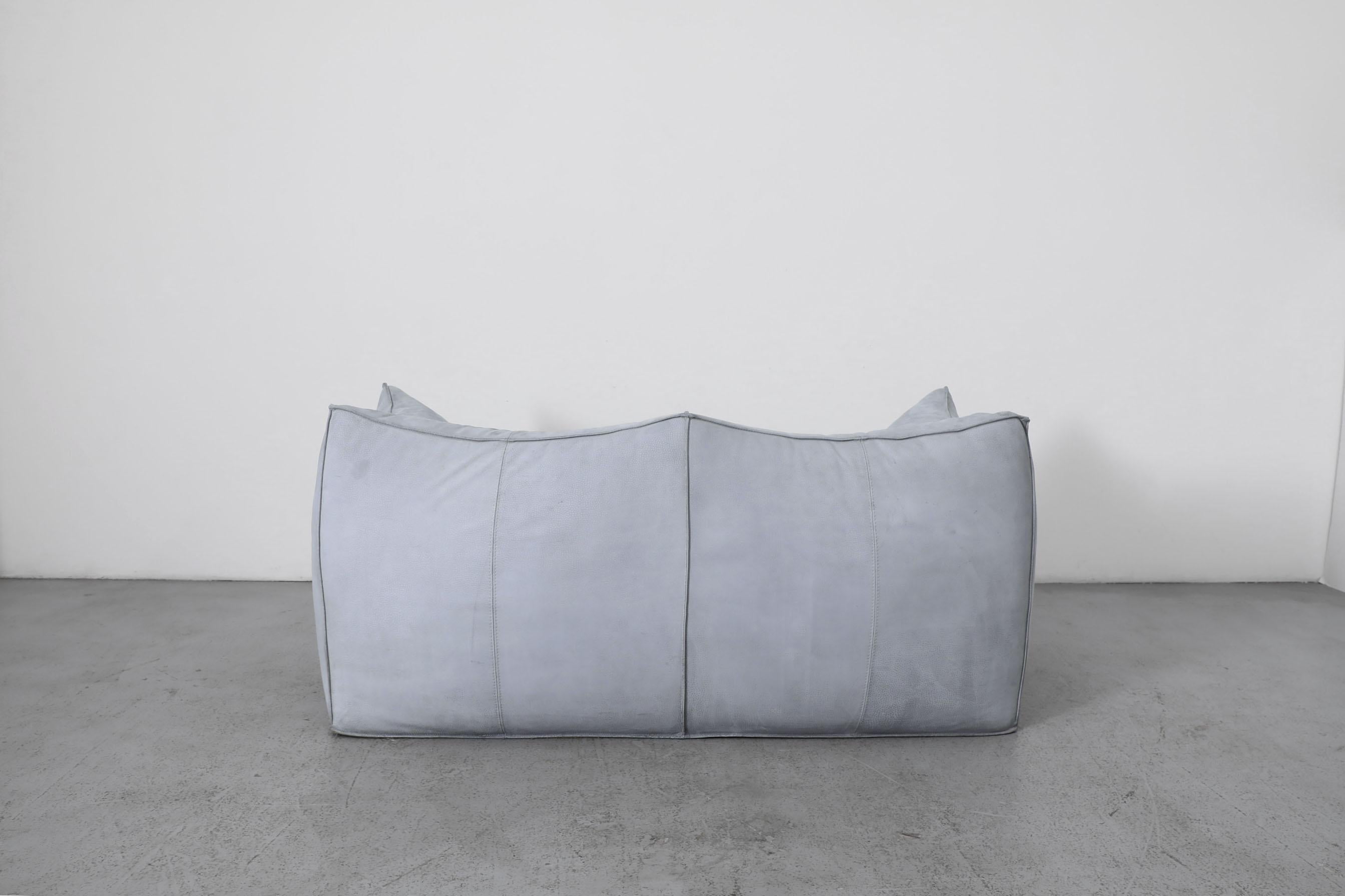 Fin du 20e siècle Mario Bellini 'Le Bambole' Loveseat en daim bleu bébé-gris en vente