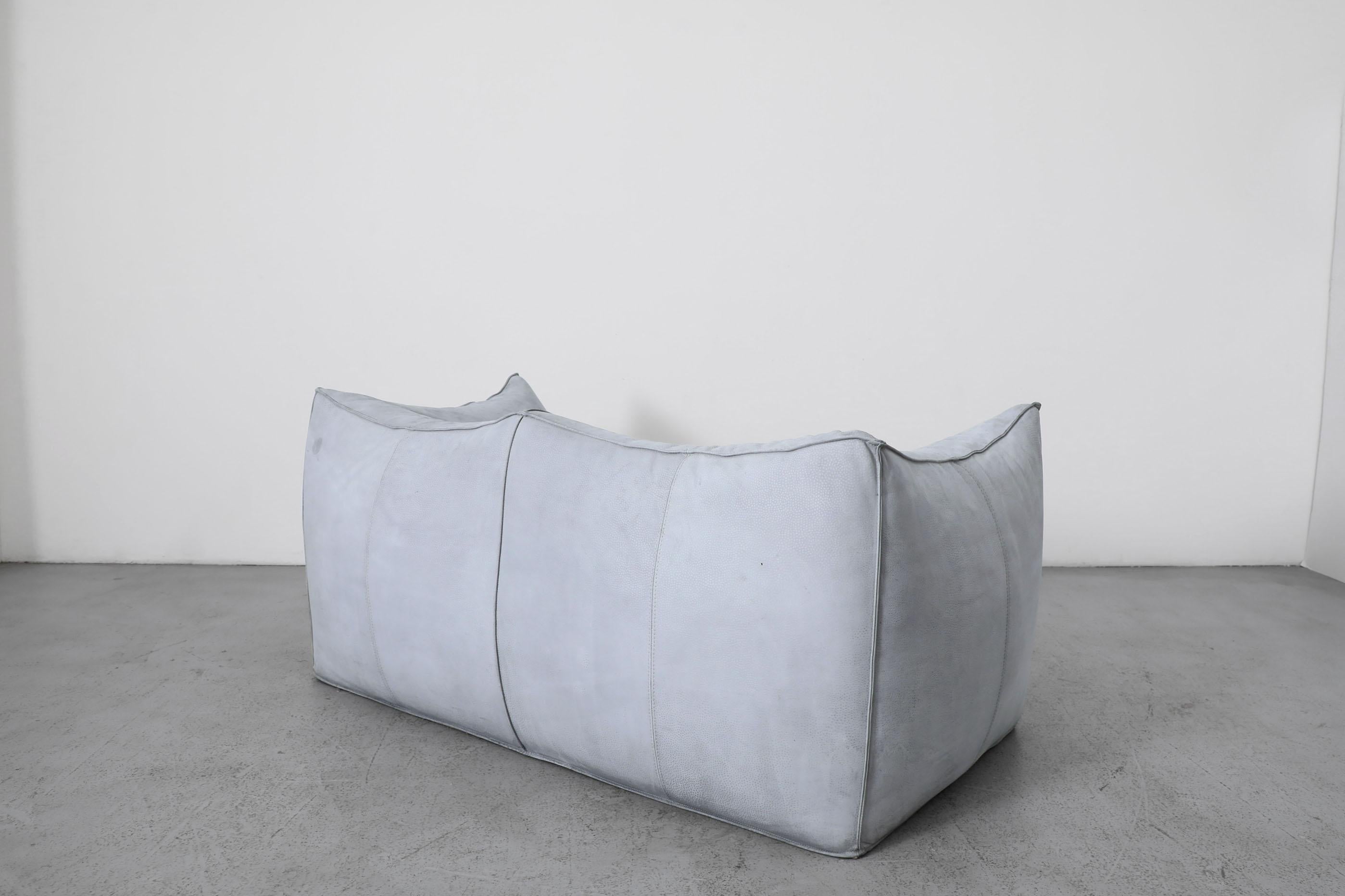 Cuir Mario Bellini 'Le Bambole' Loveseat en daim bleu bébé-gris en vente