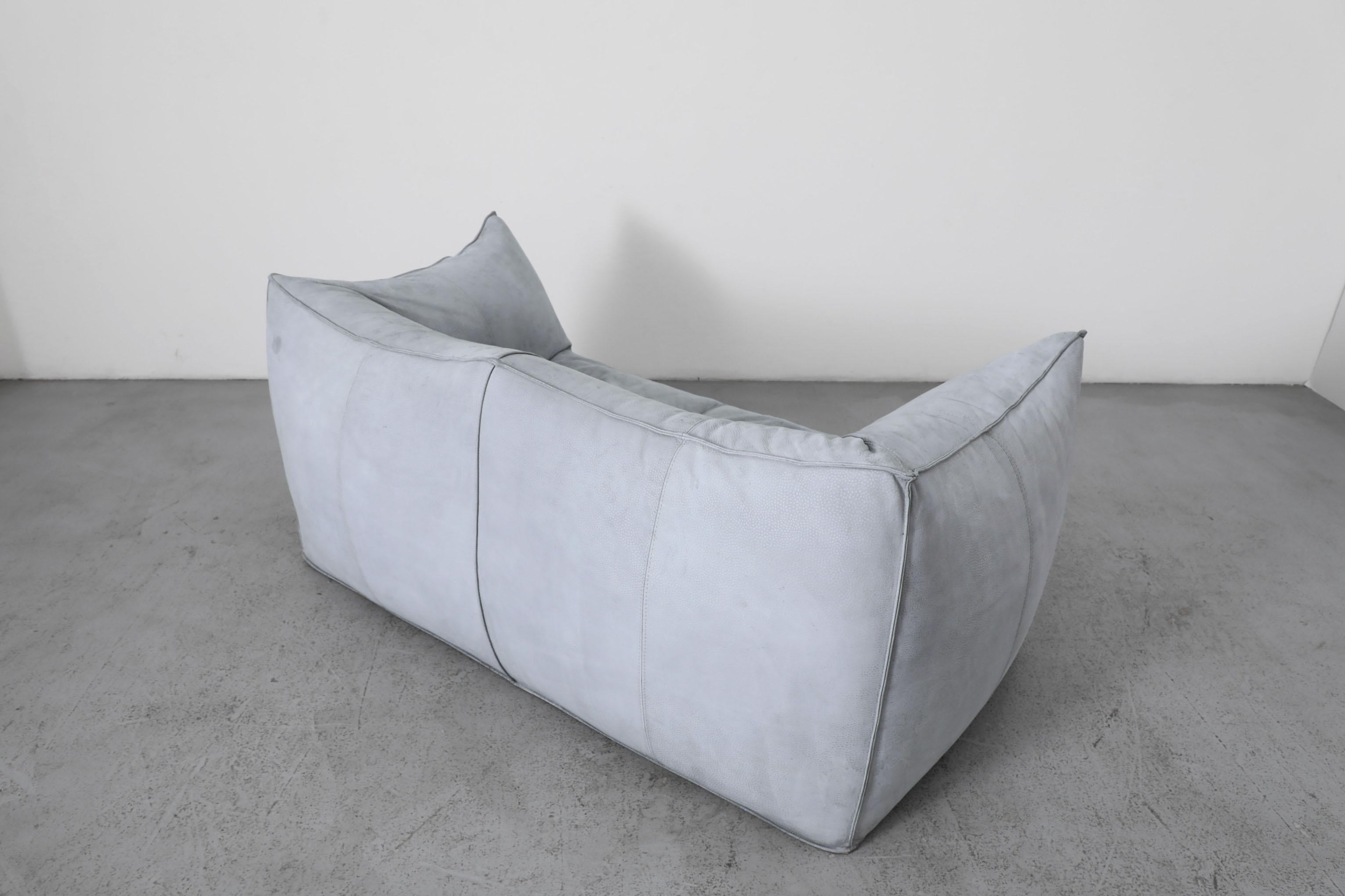 Mario Bellini 'Le Bambole' Loveseat en daim bleu bébé-gris en vente 1
