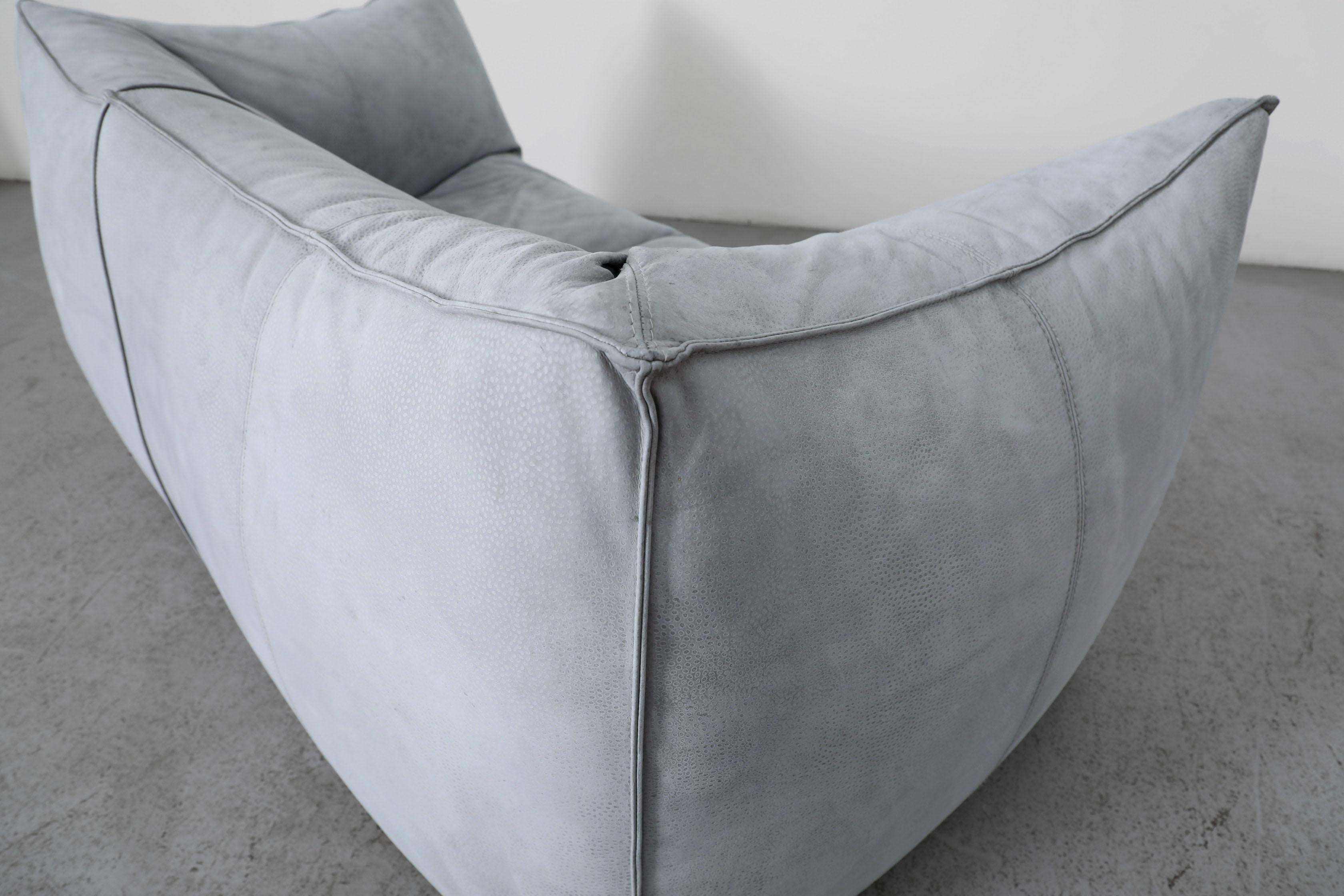 Mario Bellini 'Le Bambole' Loveseat en daim bleu bébé-gris en vente 2