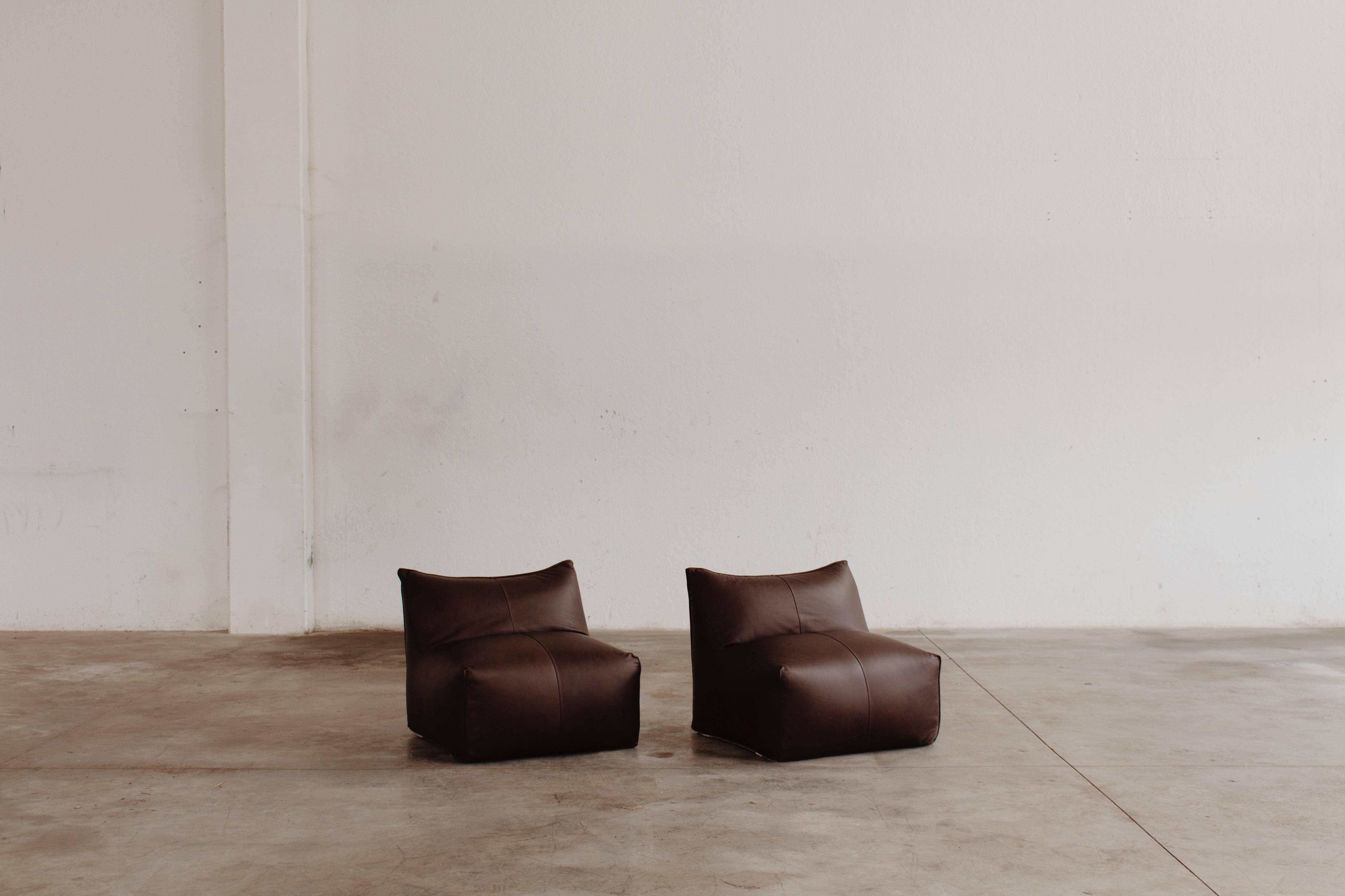 Mario Bellini “Le Bambole” chairs for B&B Italia, brown leather and foam, Italy, 1971, set of two.

The search for a new shape for upholstered furniture: all parts are shaped like a large soft cushion. If we take apart 