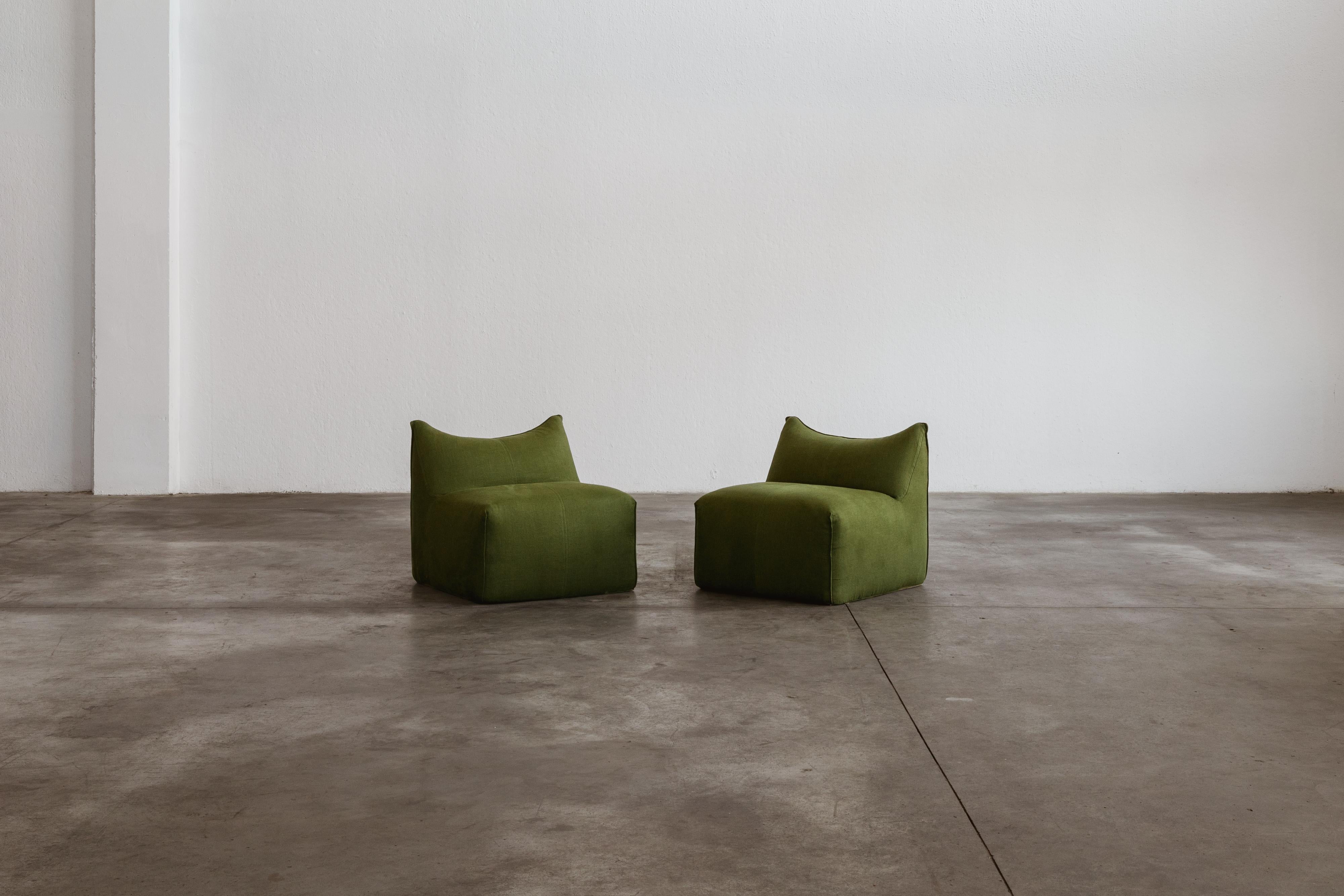 Mario Bellini “Le Bambole” easy chairs for B&B Italia, green linen, Italy, 1971, set of two.

The search for a new shape for upholstered furniture: all parts are shaped like a large soft cushion. If we take apart 