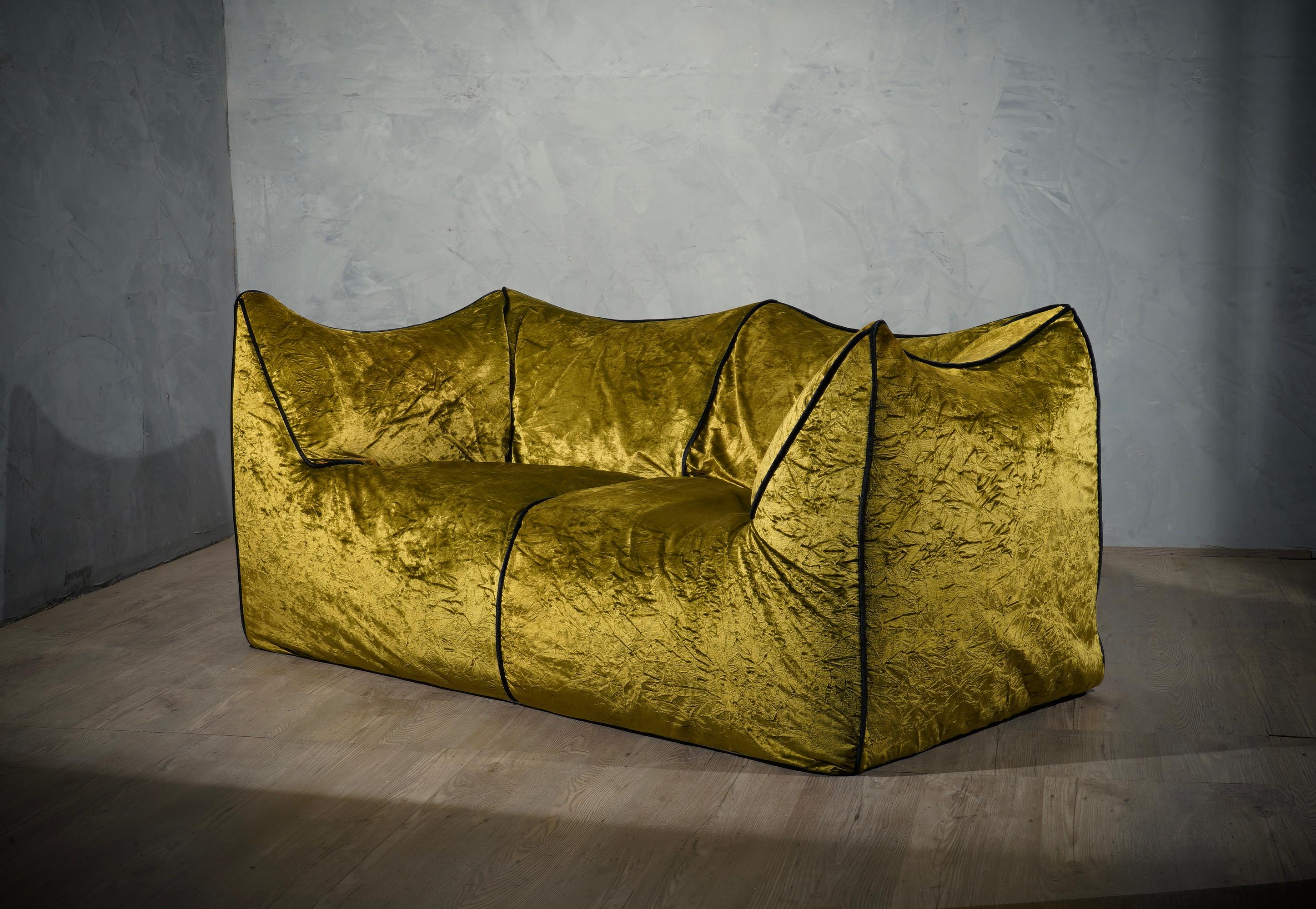 Surprising design for a sofa produced in a period of predilection for extreme and unique shape, covered with a sumptuous green velvet fabric,
with a cord covered in black velvet as a finishing.

Stunning ‘Le Bambole’ two-seat sofa by Mario Bellini