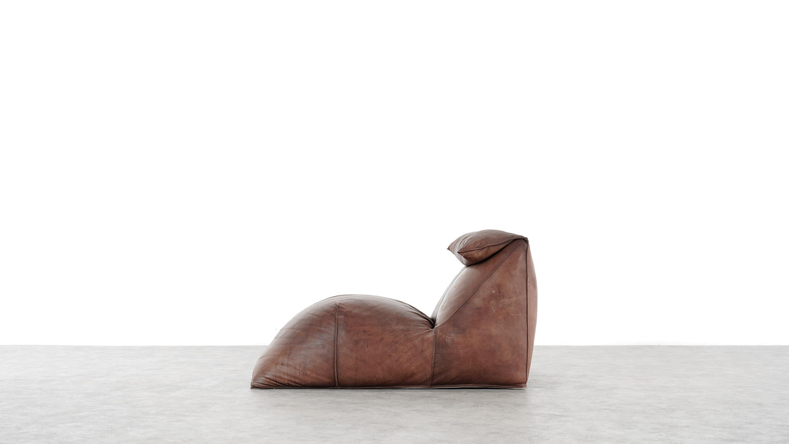 1. Serienversion der legendären Chaiselongue Le Bambole:: 1972 von Mario Bellini für C&B Italia entworfen. 

Mario Bellinis Lounger chair / recamiere steht wie ein überdimensionales Kissen im Raum - ohne Rahmen:: 
aber mit skulpturalen Qualitäten