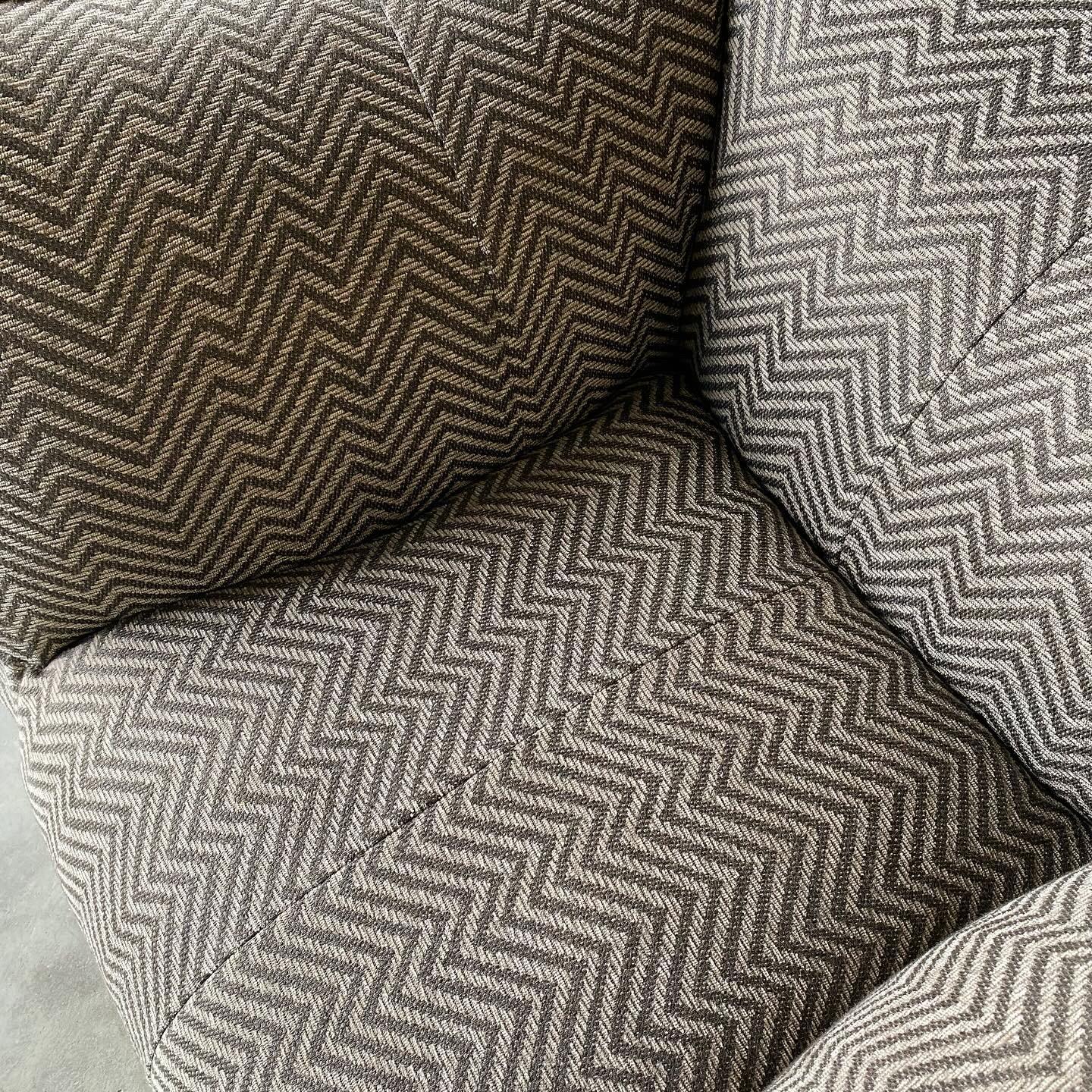 Set di bambole Mario Bellini degli anni '70 appena imbottito, B&B Italia.

Un classico del designer italiano con imbottitura a motivi neutri.  

Viene elencato come un set di quattro pezzi, 2 sedie, 2 pouf

Le sedie misurano ciascuna 48