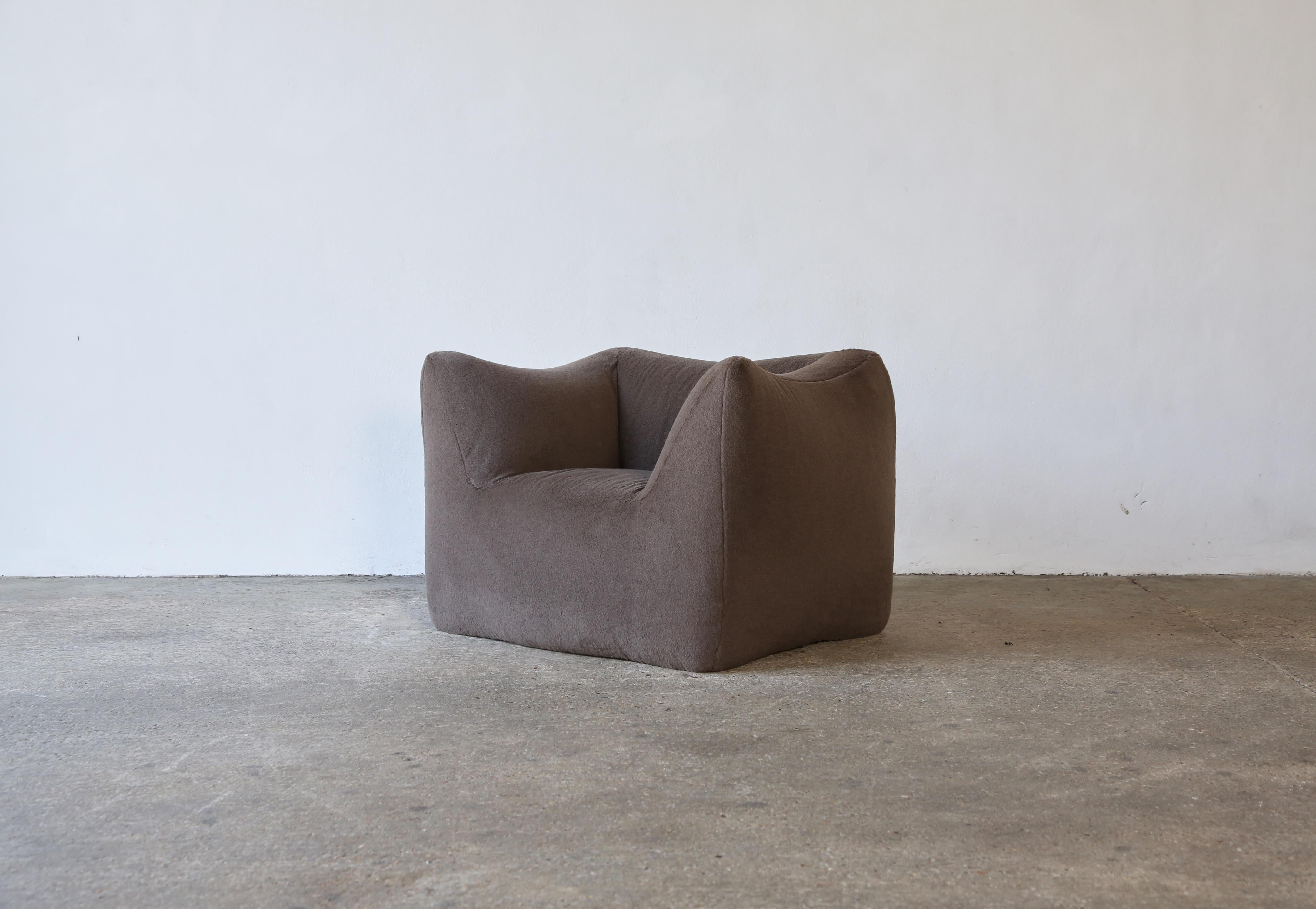 A beautiful Mario Bellini Le Bambole lounge chair, newly upholstered in a premium brown / grey 100% Alpaca fabric, produced by B&B Italia, Italy in the 1970s. Fast shipping worldwide.



