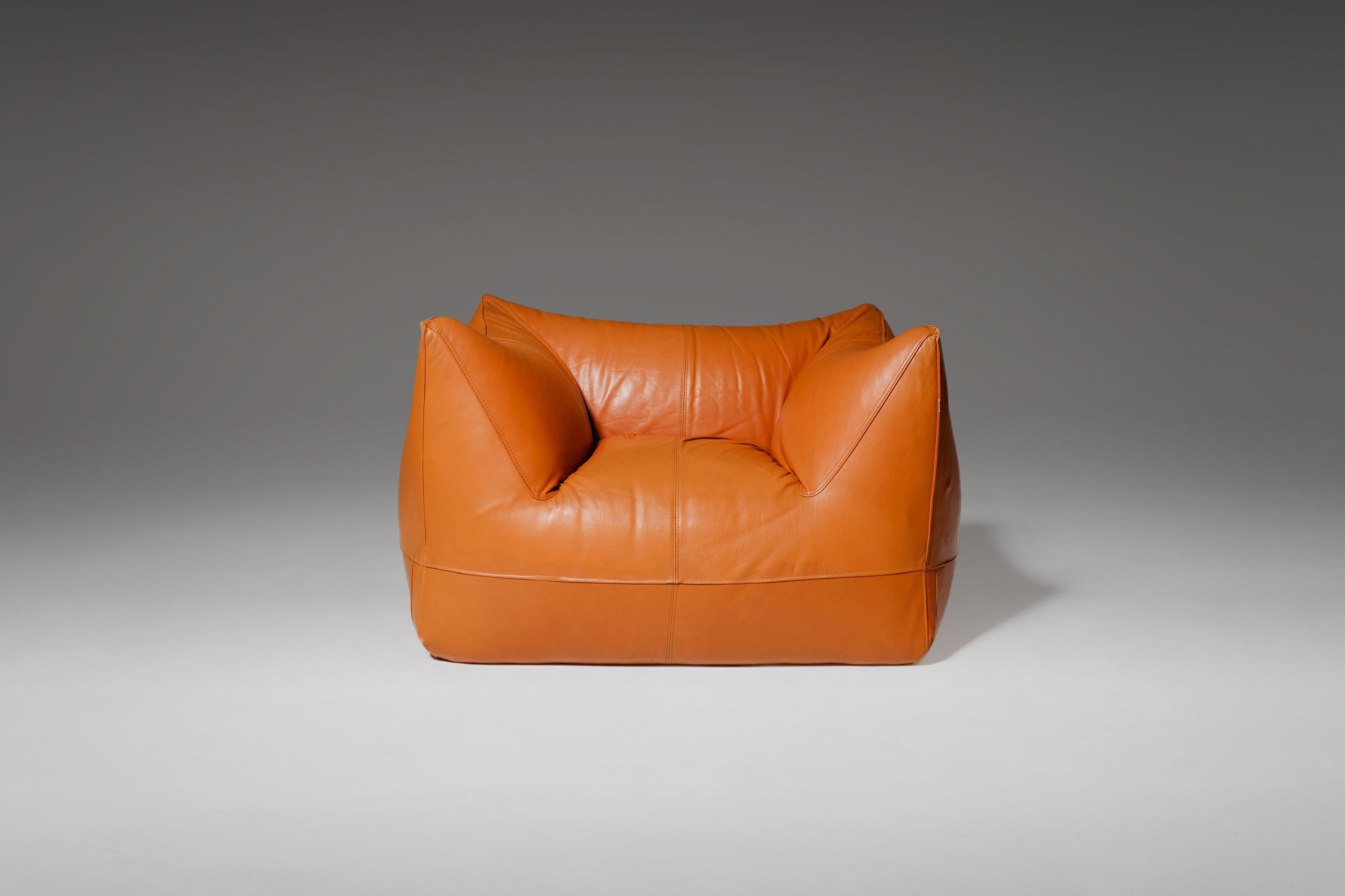 Stunning ‘Le Bambole’ lounge chair by Mario Bellini for B&B Italia, Italy 1972. Early edition with original cognac colored leather and foam in an excellent condition; marked with the B&B label. Designed as if it were a cushion, resulting in a