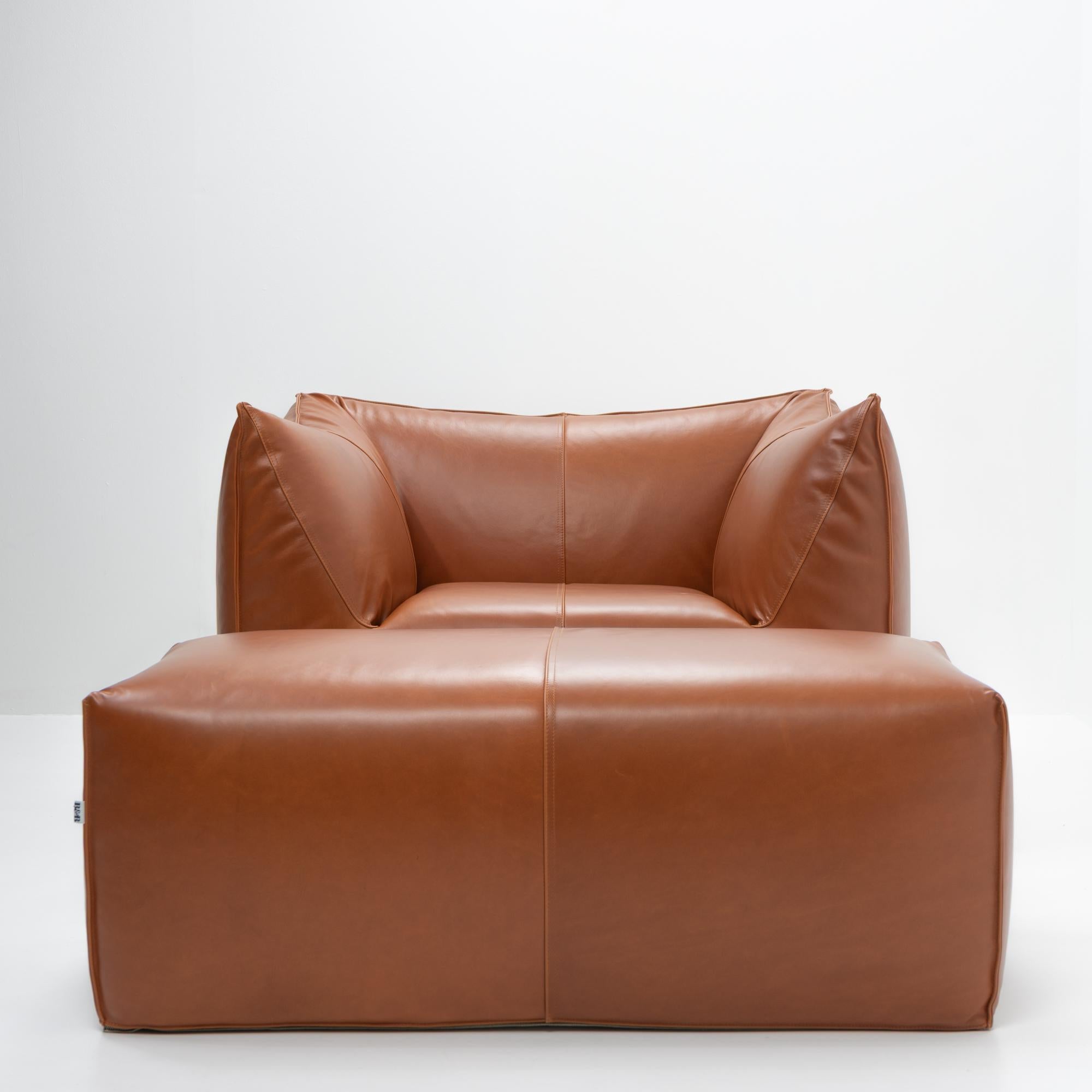 Ensemble de salon iconique de Mario Bellini pour B&B Italia, composé d'une chaise longue et d'un ottoman, rembourrés à nouveau dans un cuir aniline de haute qualité, fini à la cire.

La série Le Bambole est réputée pour sa silhouette douce et