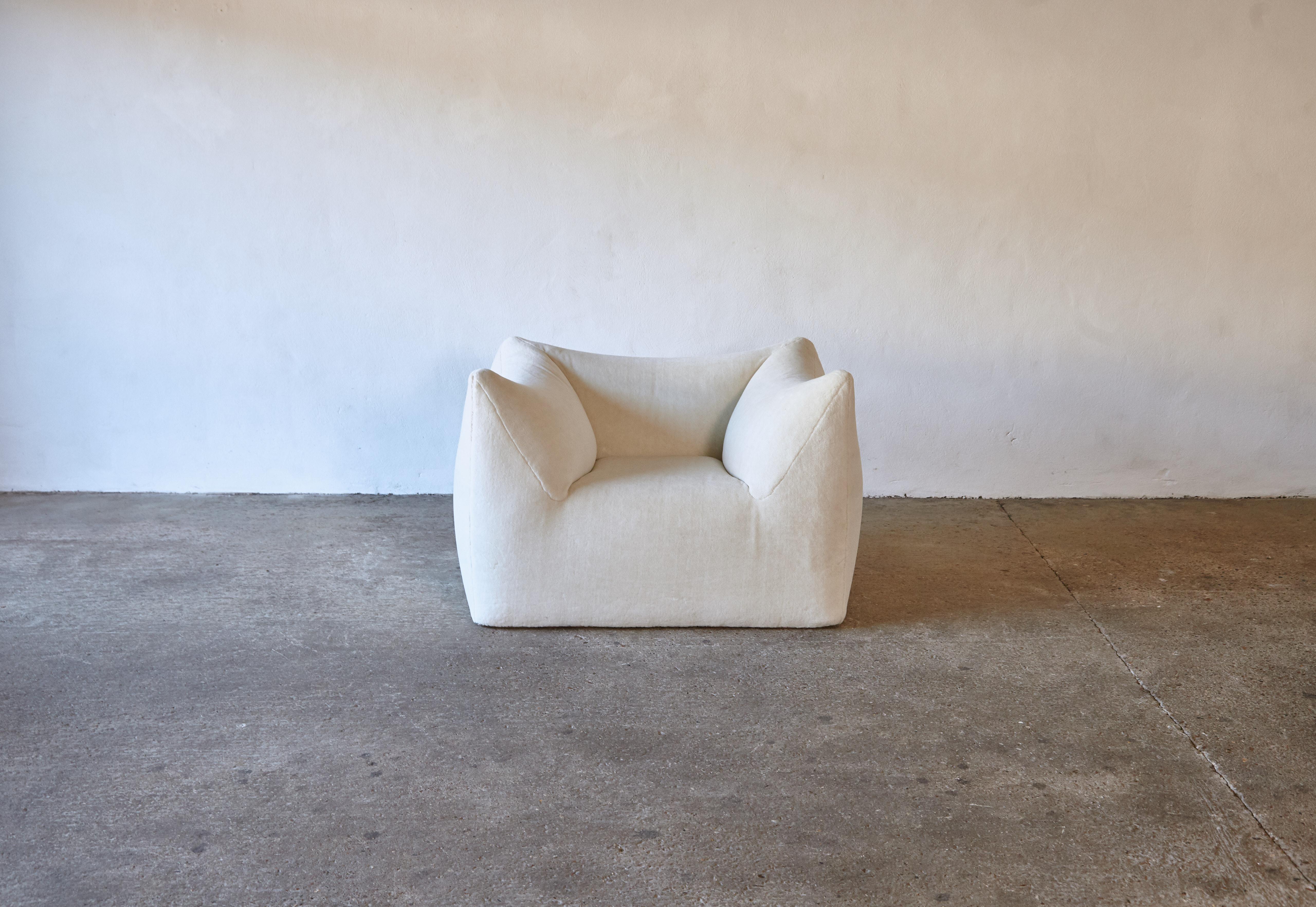 A beautiful Mario Bellini Le Bambole lounge chair, newly upholstered in luxury cream Alpaca velvet, produced by B&B Italia, Italy in the 1970s. Marked on the underside. Fast shipping worldwide.


