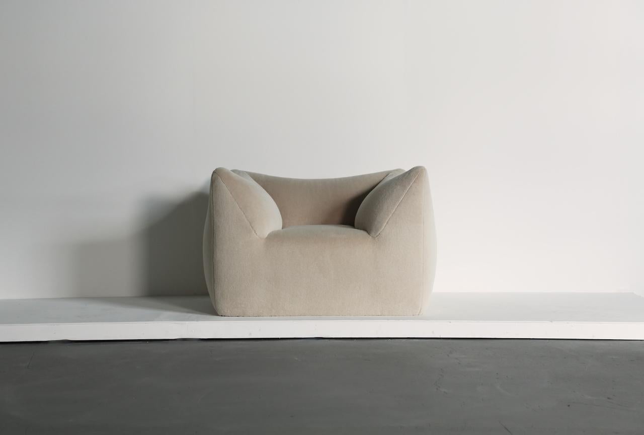 Magnifique chaise longue Mario Bellini Le Bambole, récemment recouverte d'un luxueux tissu en pure laine d'Alpaga, produite par B&B Italia, Italie, dans les années 1970. Marqué sur la face inférieure.  Expédition rapide dans le monde entier.

