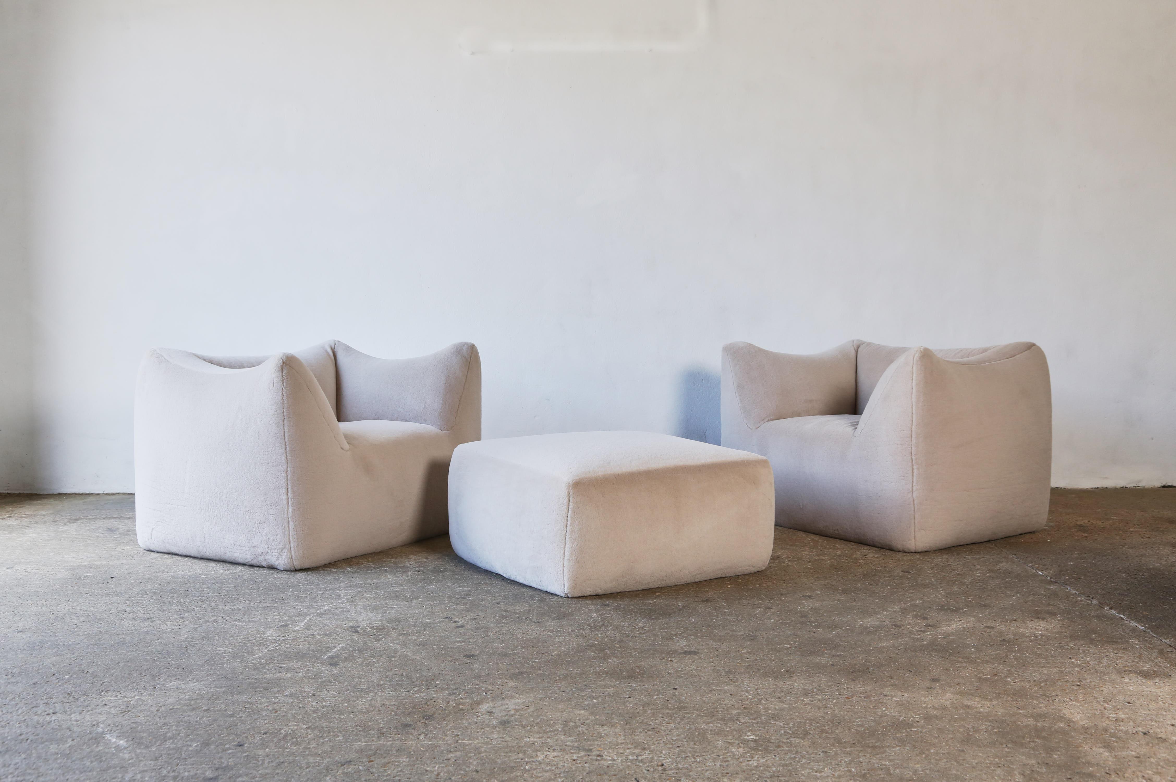 A beautiful pair of Mario Bellini Le Bambole lounge chairs and ottoman, newly upholstered in a premium ivory 100% Alpaca fabric, produced by B&B Italia, Italy in the 1970s. Fast shipping worldwide.

Chairs - h73 sh44 w120 d95cm
Ottoman - h42 w90