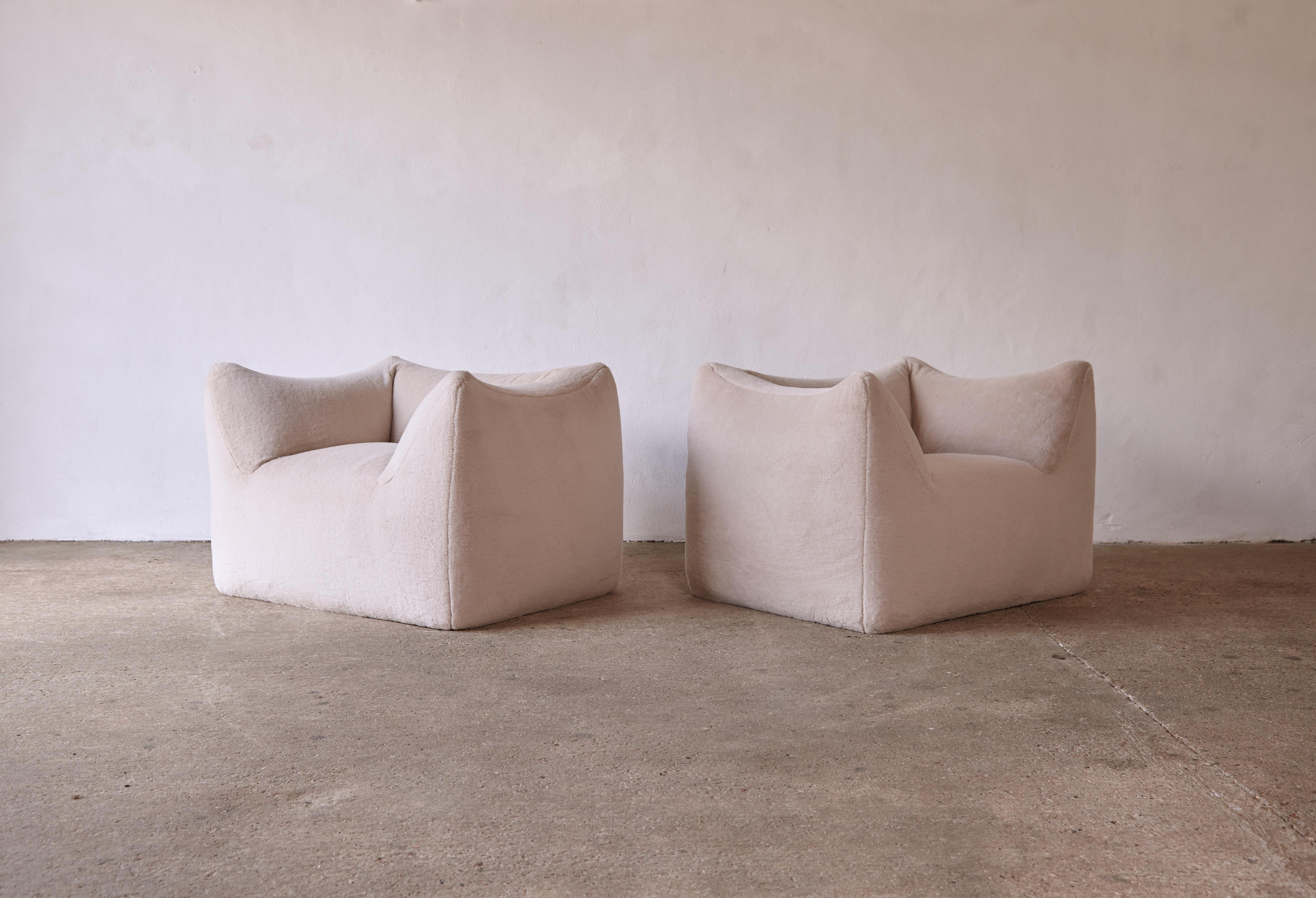 A beautiful large pair of Mario Bellini Le Bambole lounge chairs, newly upholstered in a premium ivory 100% Alpaca fabric, produced by B&B Italia, Italy in the 1970s. Marked on the underside. Fast shipping worldwide.



UK customer please note: